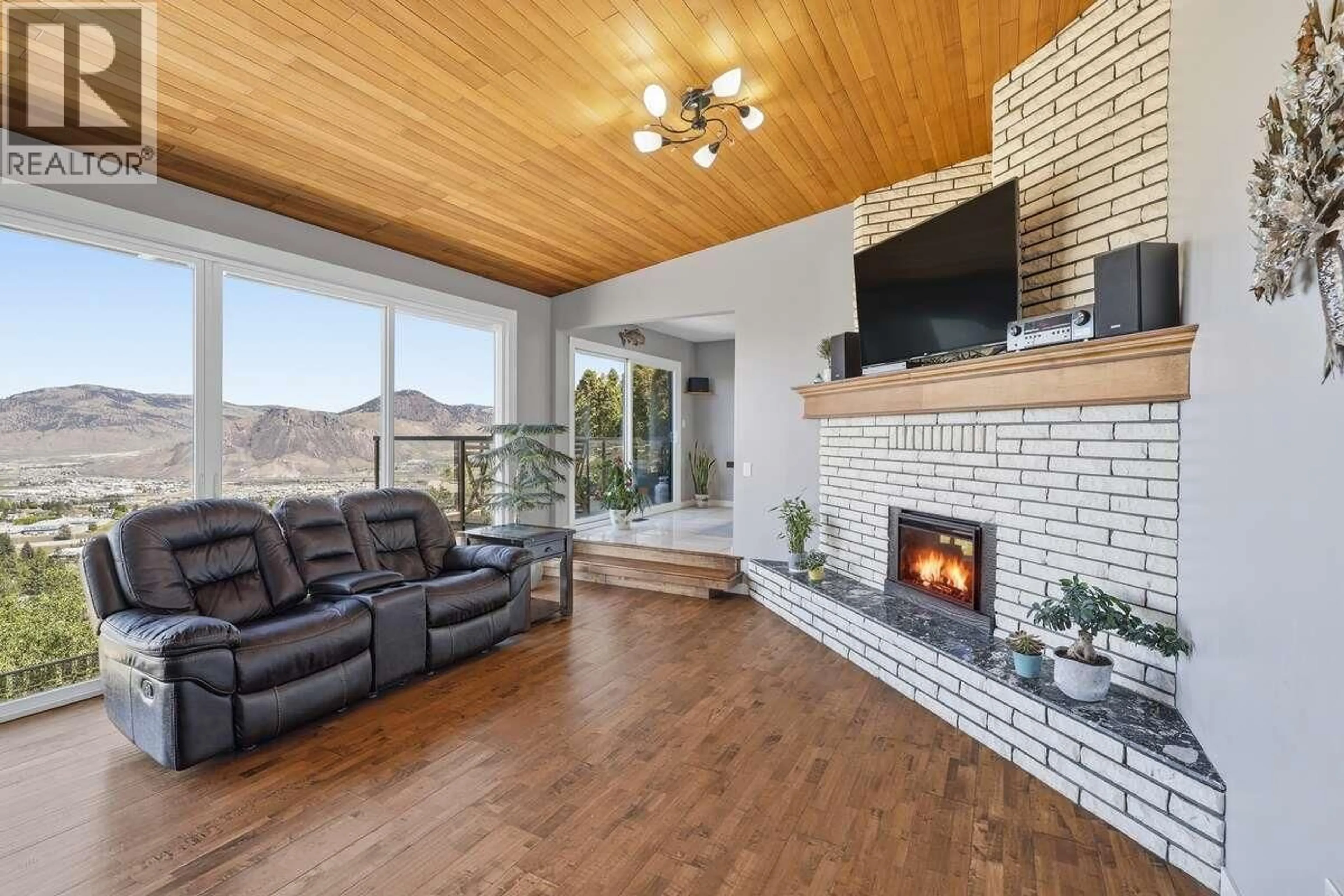 Living room with furniture, wood/laminate floor for 420 GLENEAGLES DRIVE, Kamloops British Columbia V2E1Z4