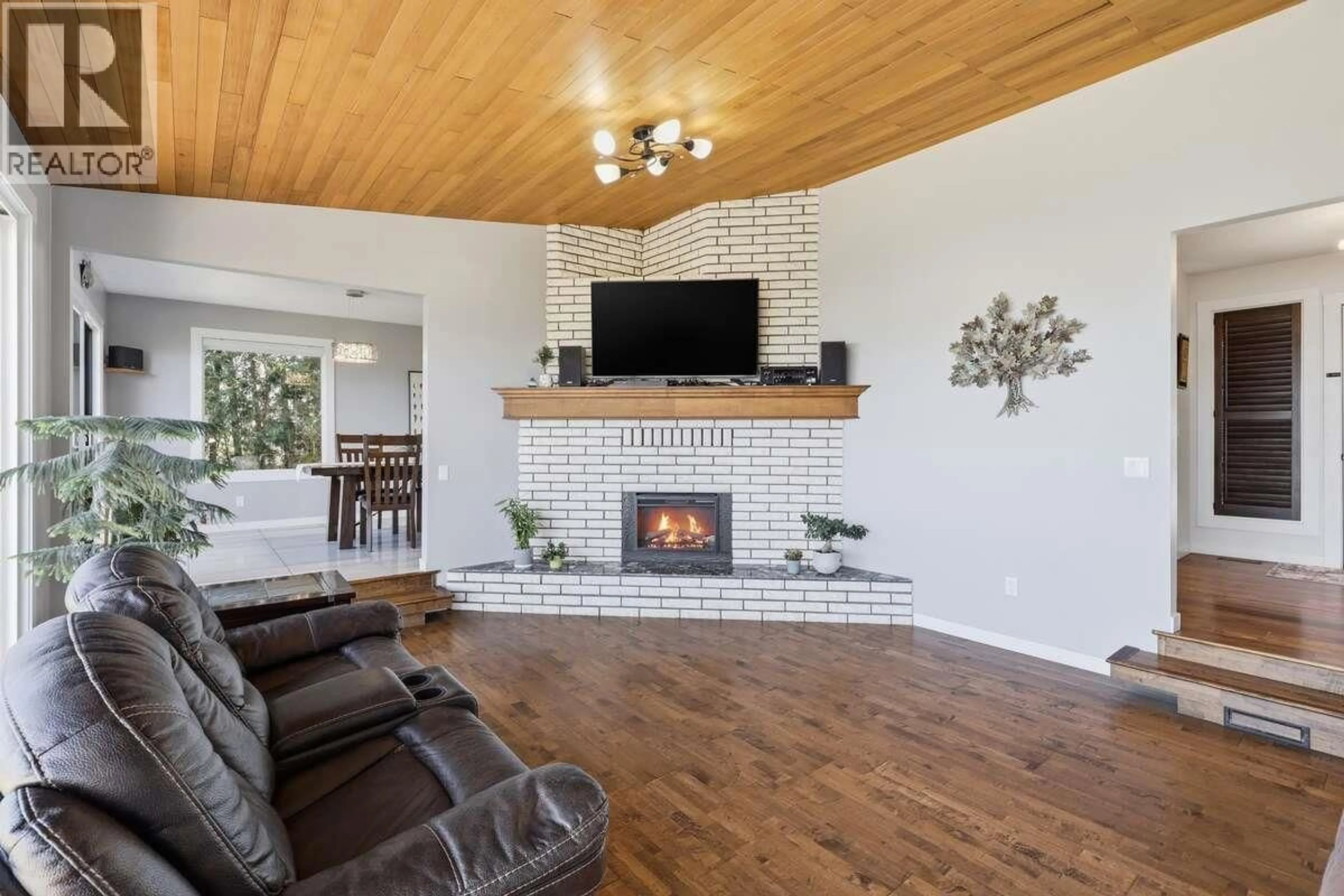 Living room with furniture, wood/laminate floor for 420 GLENEAGLES DRIVE, Kamloops British Columbia V2E1Z4