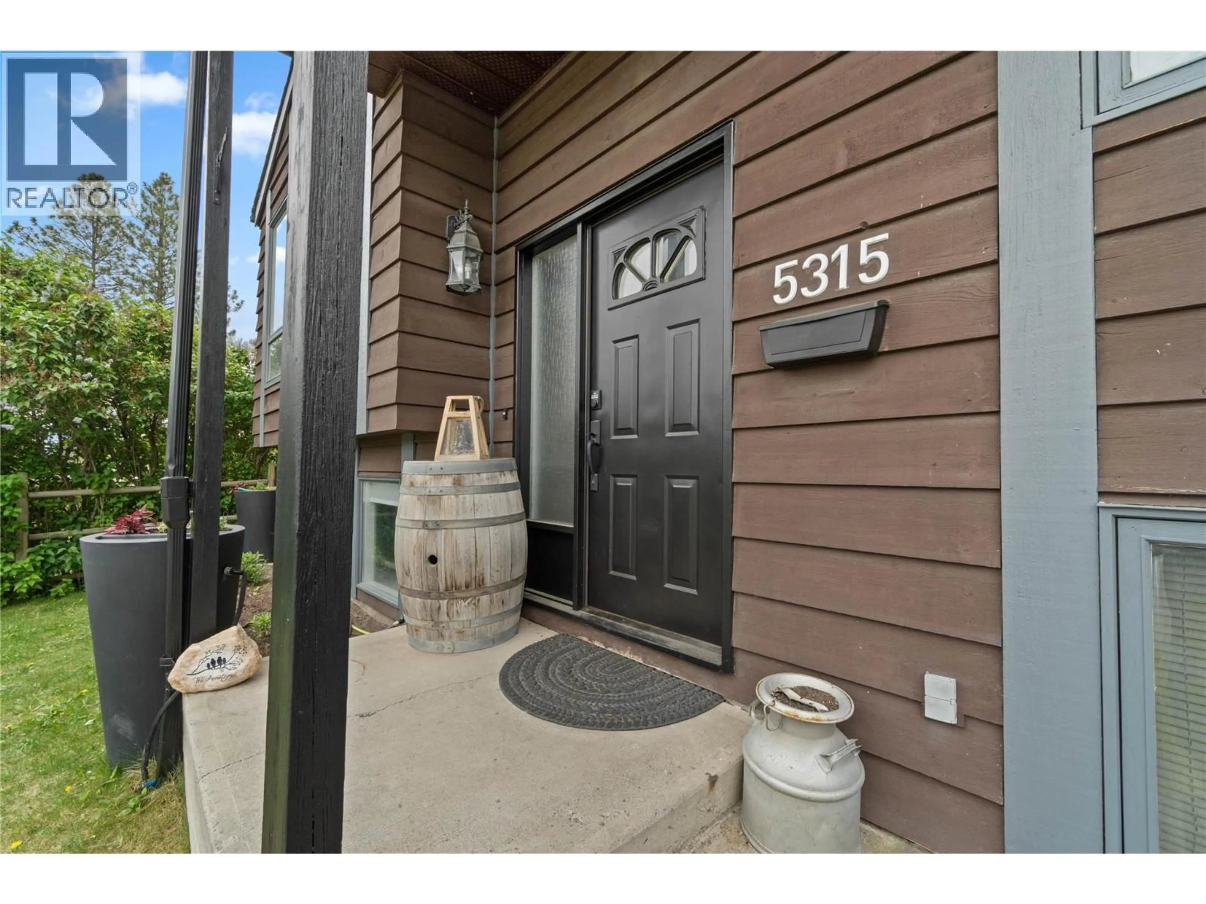 Indoor entryway for 5315 MORRIS PLACE, Kamloops British Columbia V2C5S3