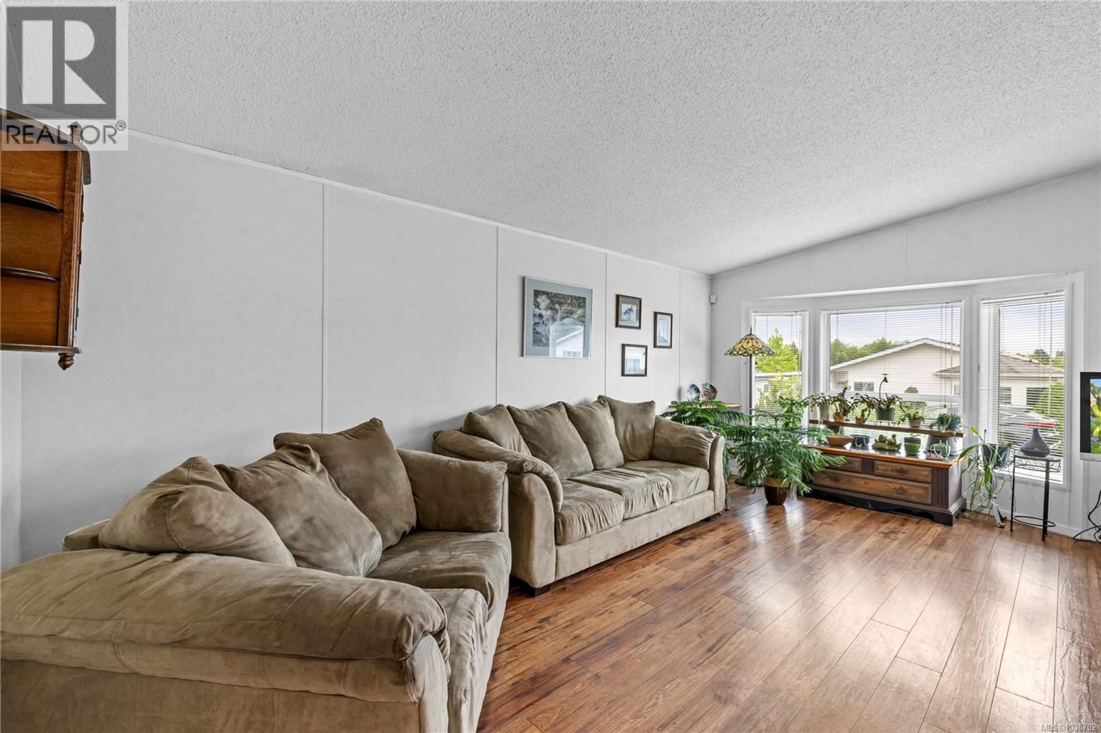 Living room with furniture, unknown for 1948 VALLEY OAK DRIVE, Nanaimo British Columbia V9R6N1