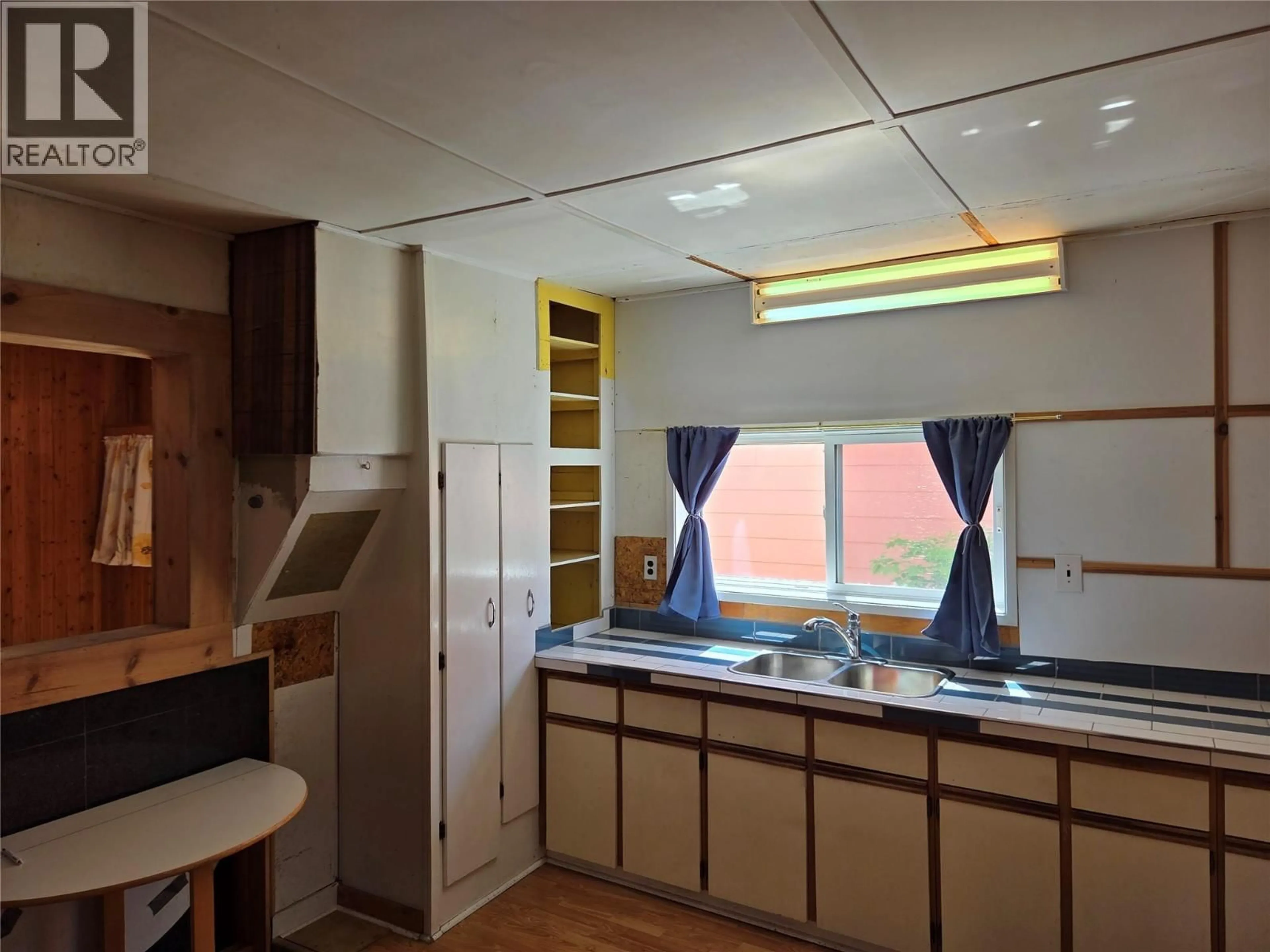 Standard kitchen, wood/laminate floor for 840 CAWSTON AVENUE, Hedley British Columbia V0X1K0