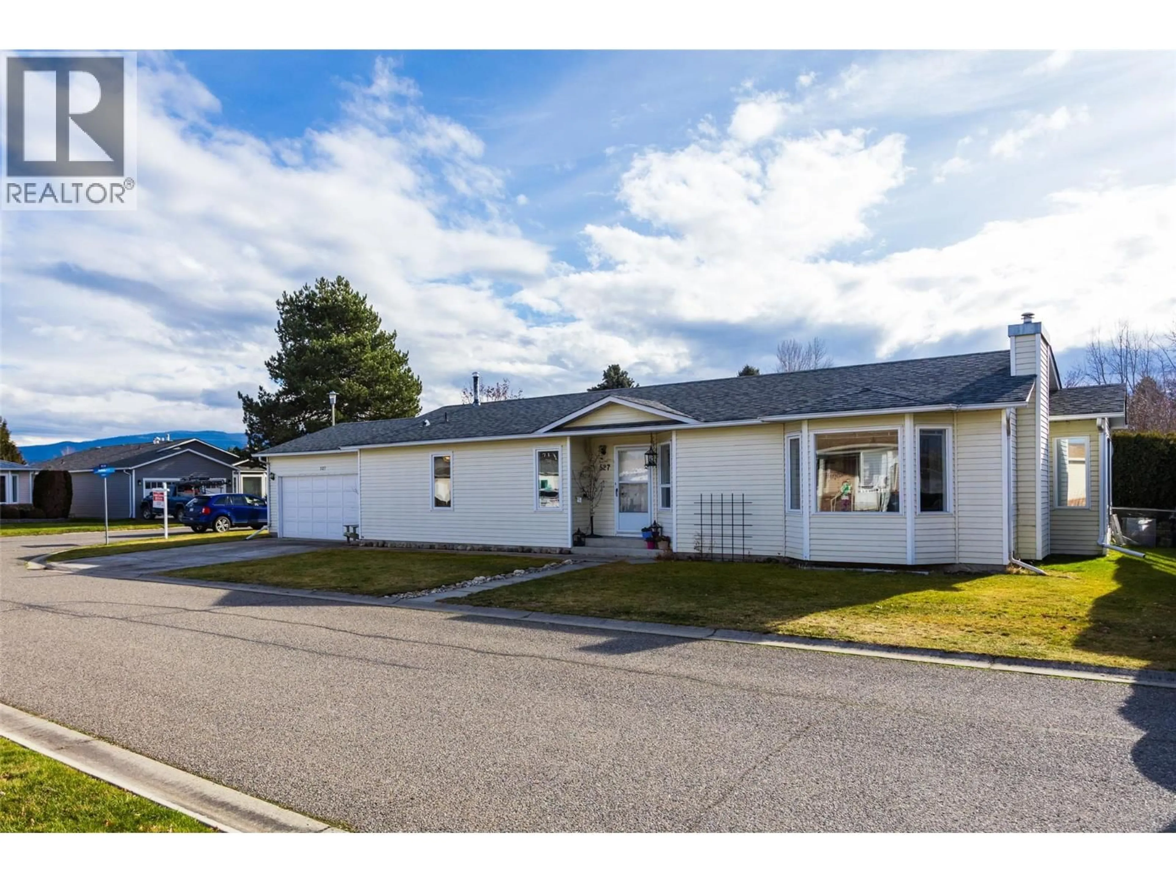 Home with vinyl exterior material, street for 527 - 1255 RAYMER AVENUE, Kelowna British Columbia V1W3S3