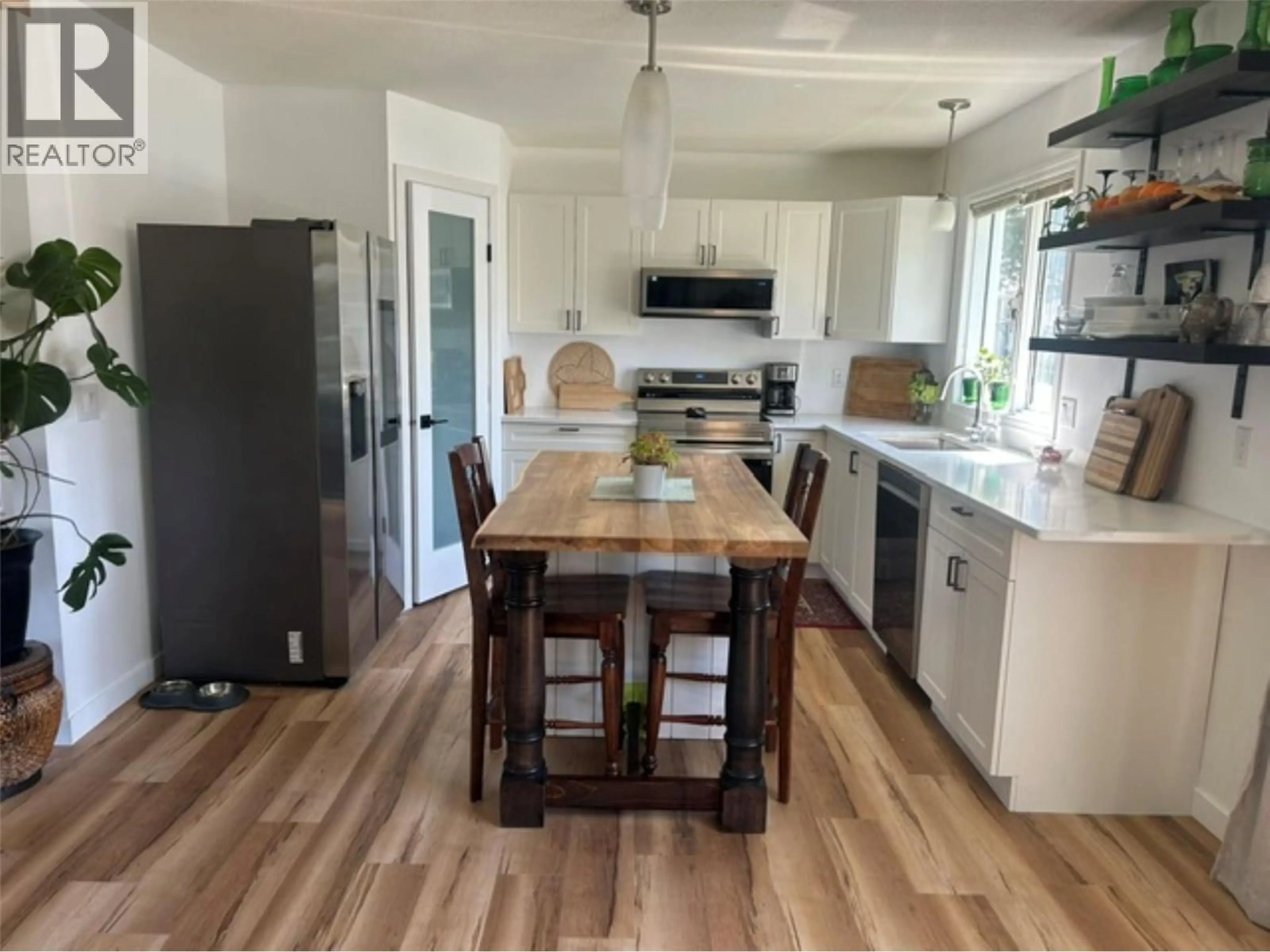Open concept kitchen, wood/laminate floor for 527 - 1255 RAYMER AVENUE, Kelowna British Columbia V1W3S3