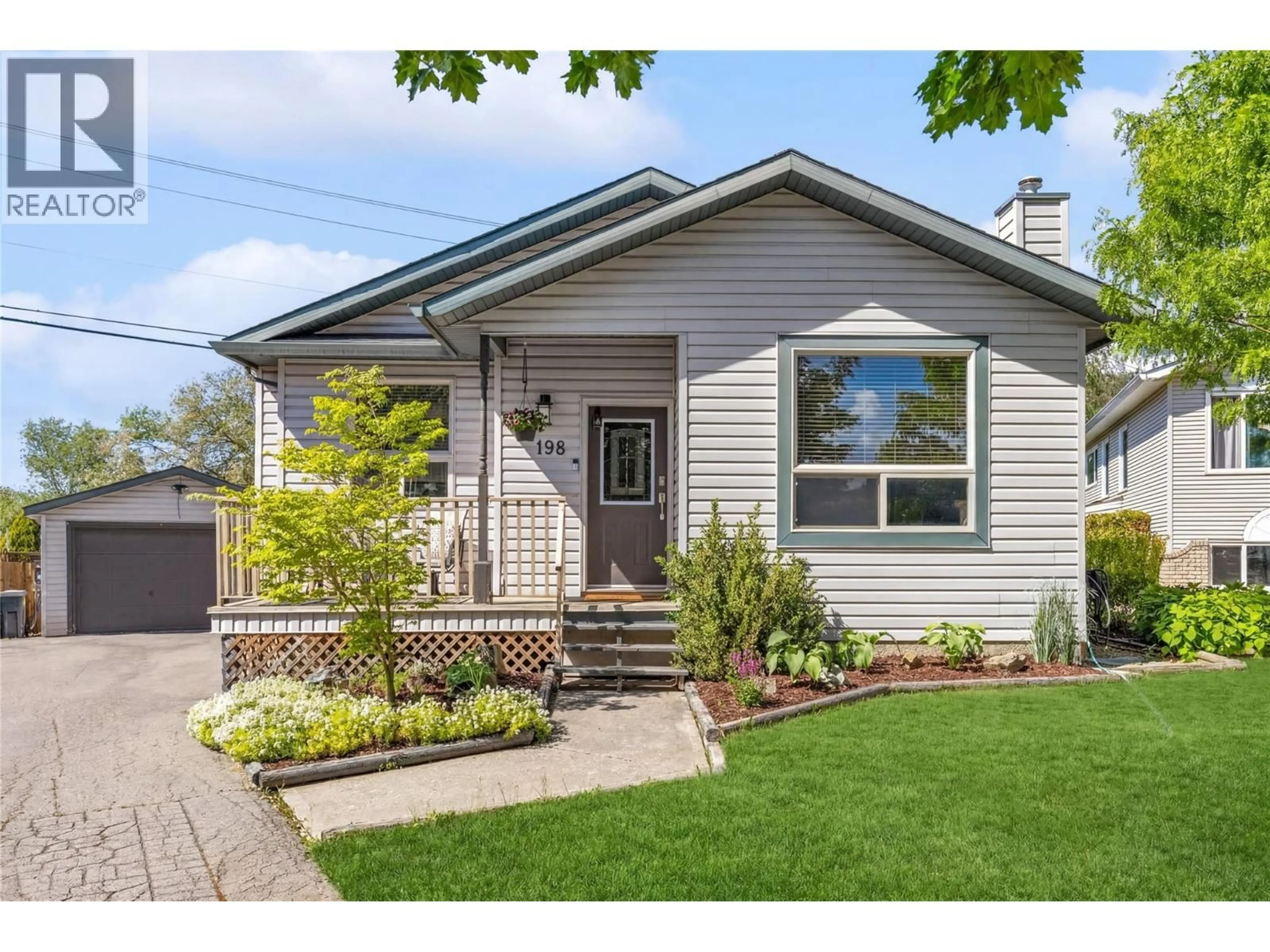 Home with vinyl exterior material, street for 198 RITCHIE COURT, Kelowna British Columbia V1V2A8