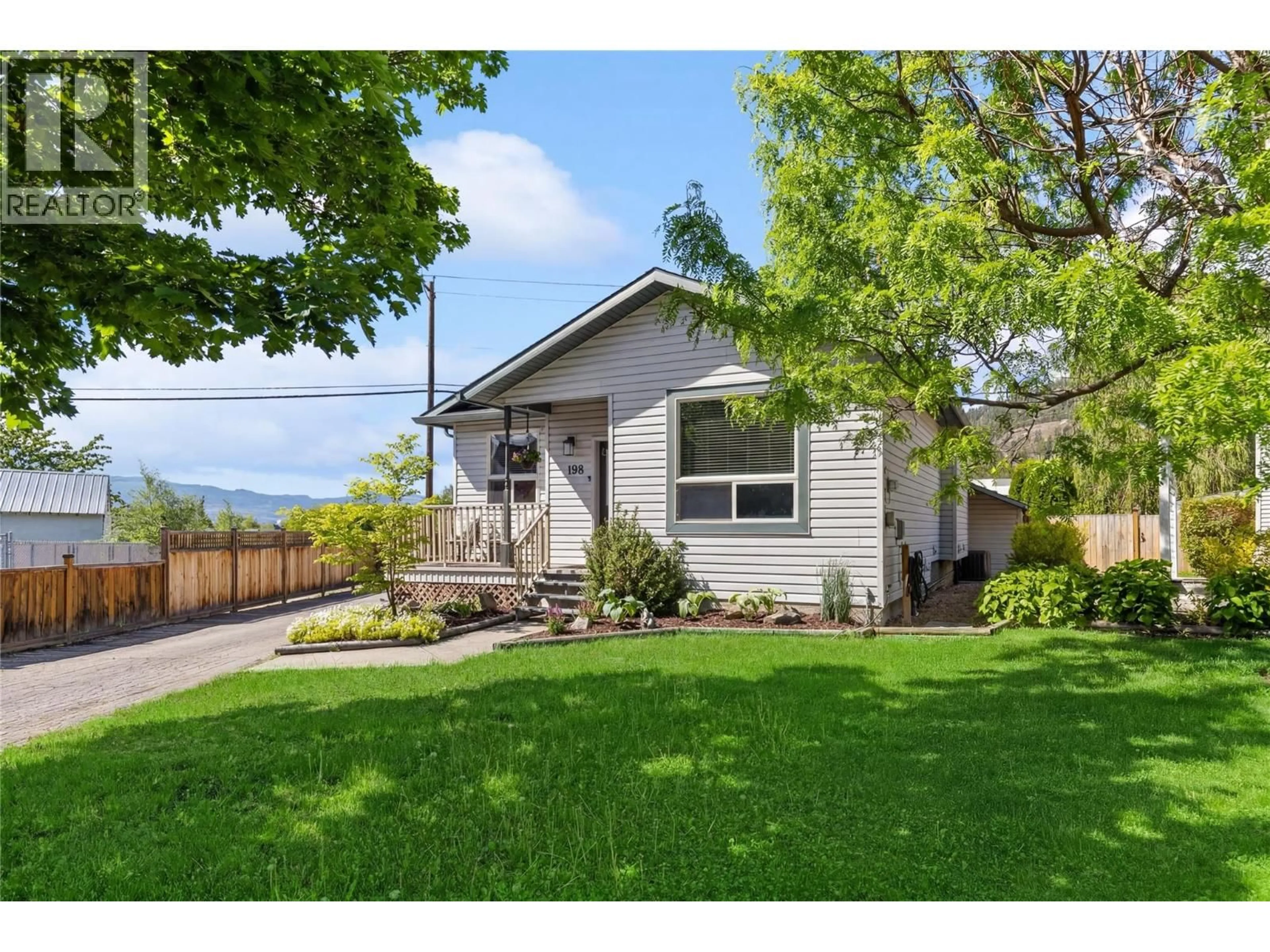 Home with vinyl exterior material, street for 198 RITCHIE COURT, Kelowna British Columbia V1V2A8