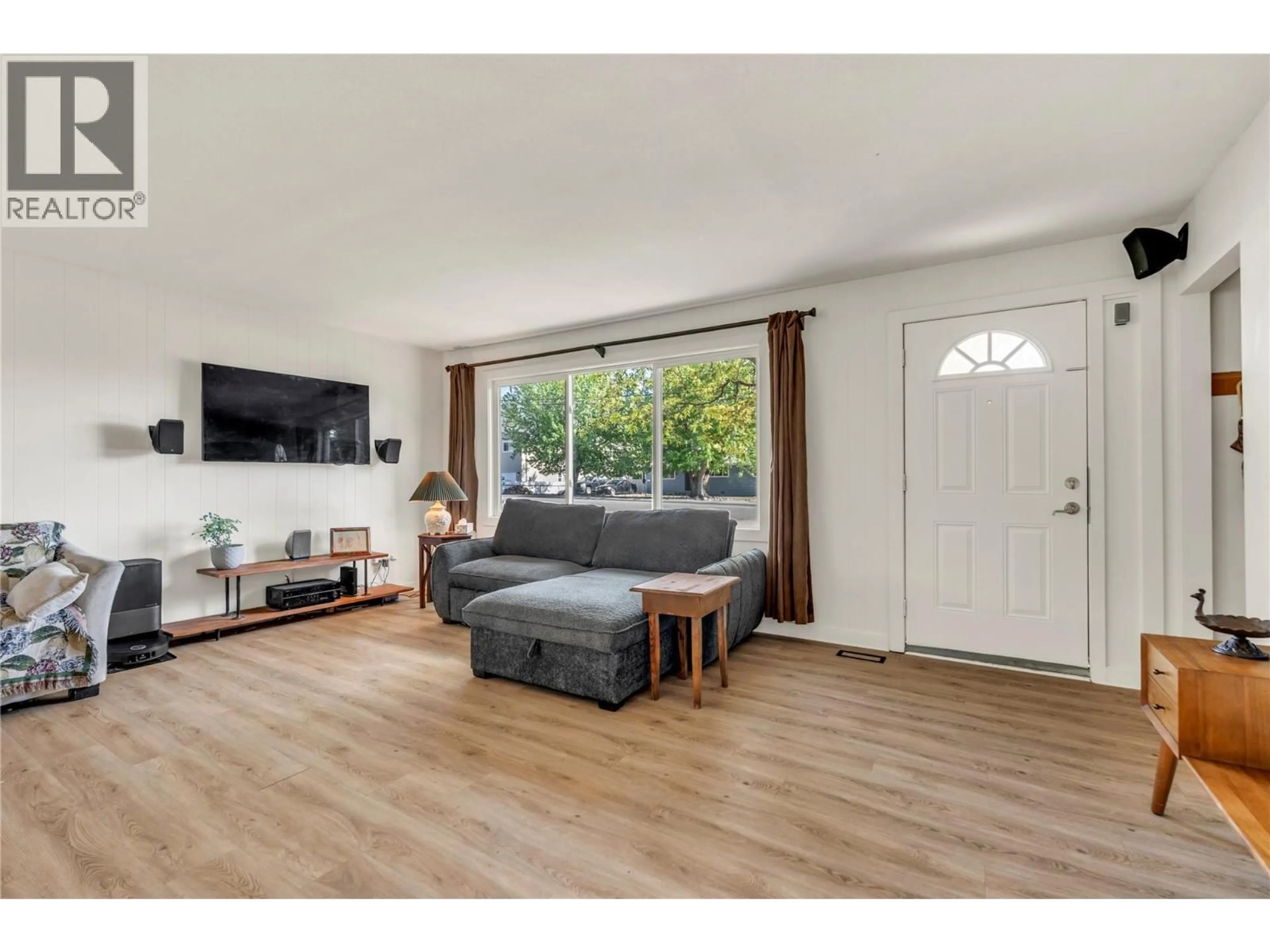 Living room with furniture, wood/laminate floor for 1421 RIDGEDALE AVENUE, Penticton British Columbia V2A2S3