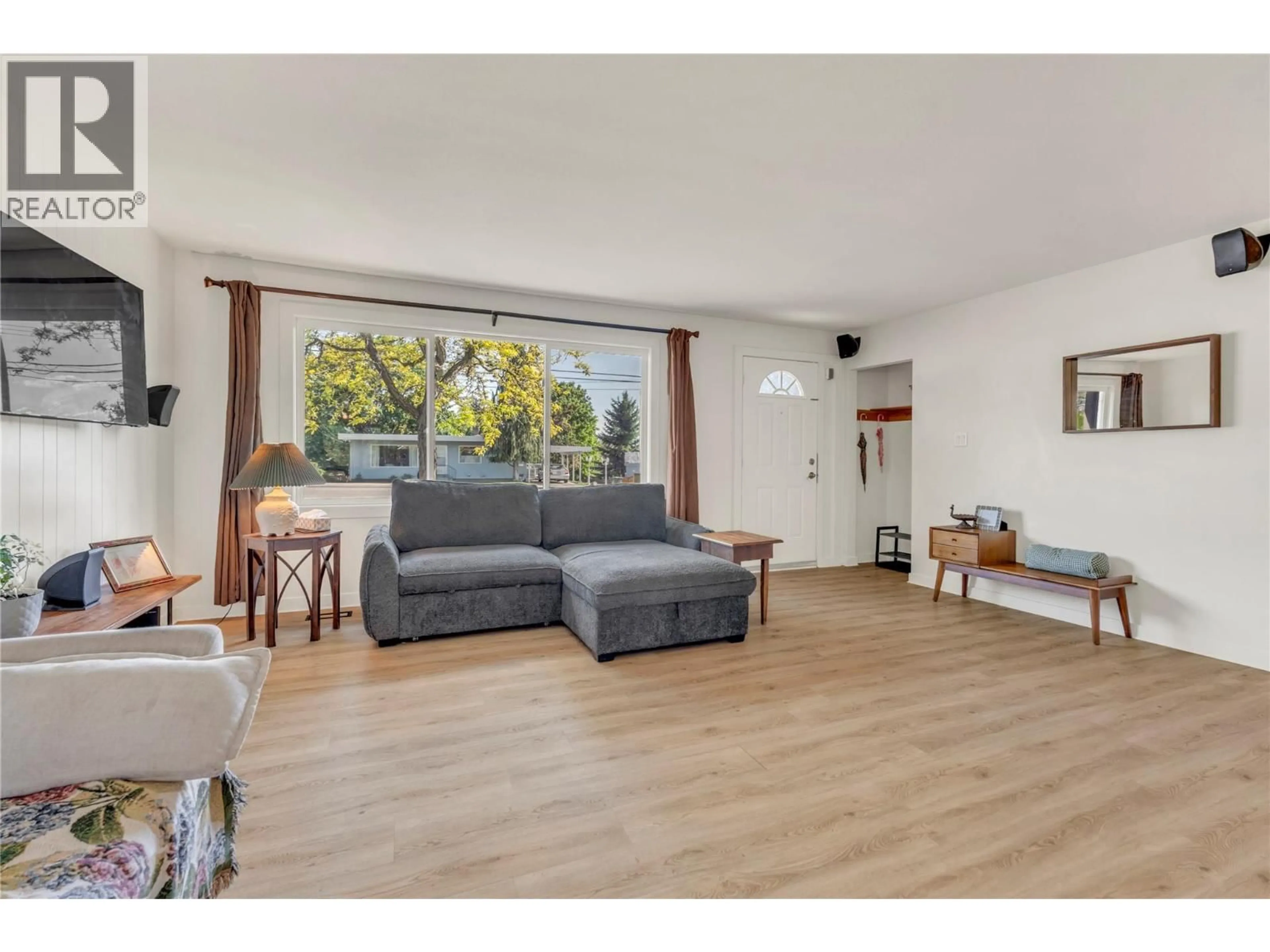 Living room with furniture, wood/laminate floor for 1421 RIDGEDALE AVENUE, Penticton British Columbia V2A2S3