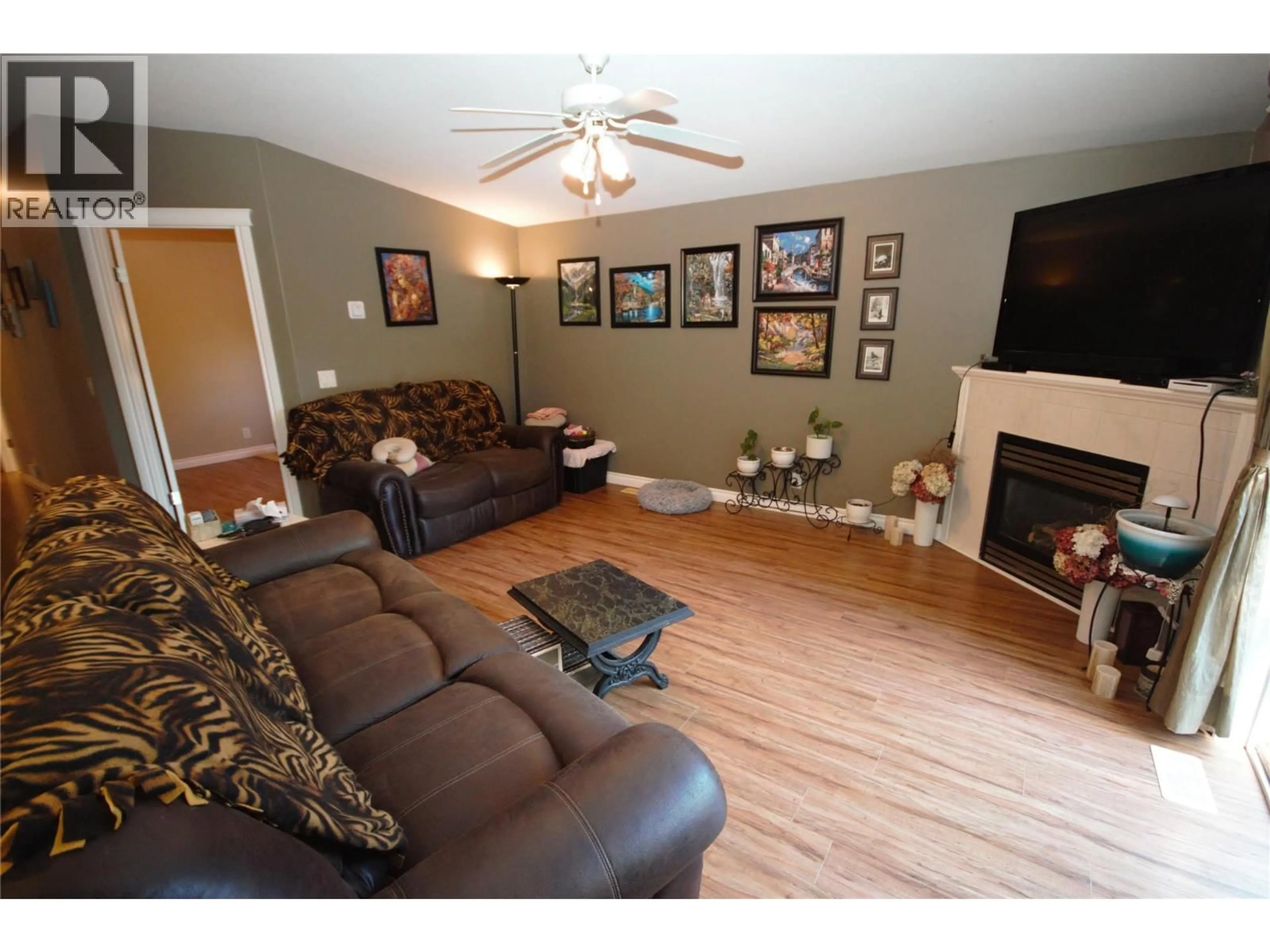 Living room with furniture, wood/laminate floor for 270 ROAD 2 OTHER, Oliver British Columbia V0H1T9