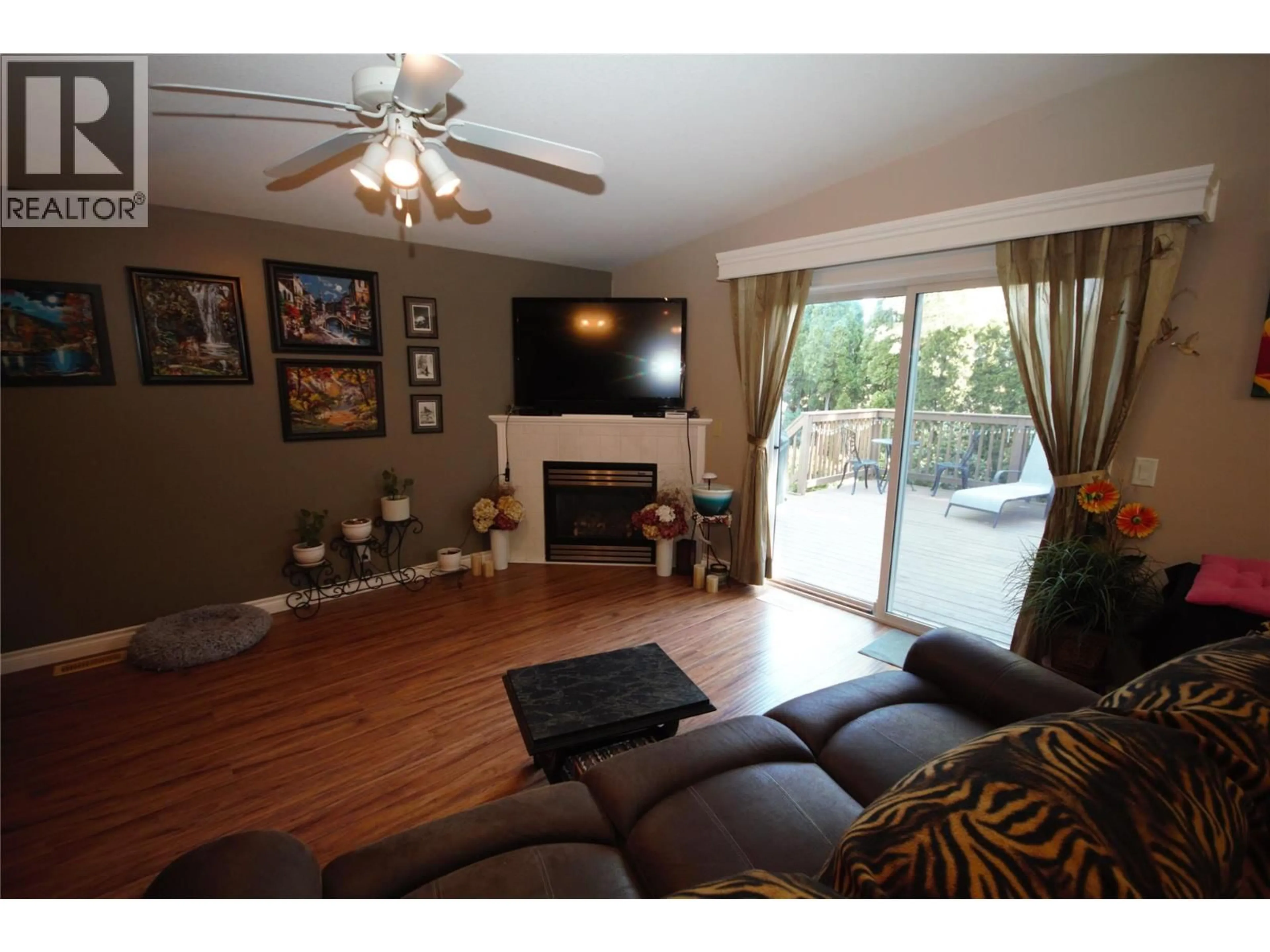 Living room with furniture, wood/laminate floor for 270 ROAD 2 OTHER, Oliver British Columbia V0H1T9