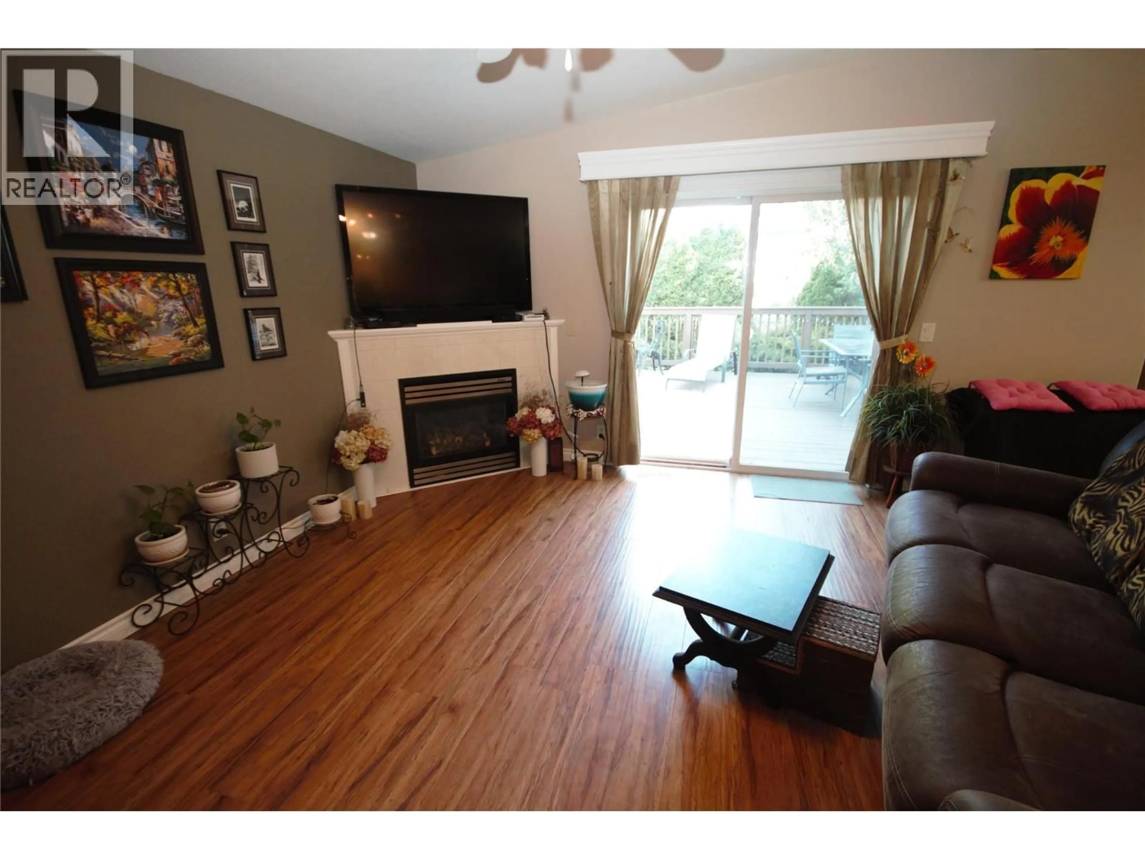 Living room with furniture, wood/laminate floor for 270 ROAD 2 OTHER, Oliver British Columbia V0H1T9