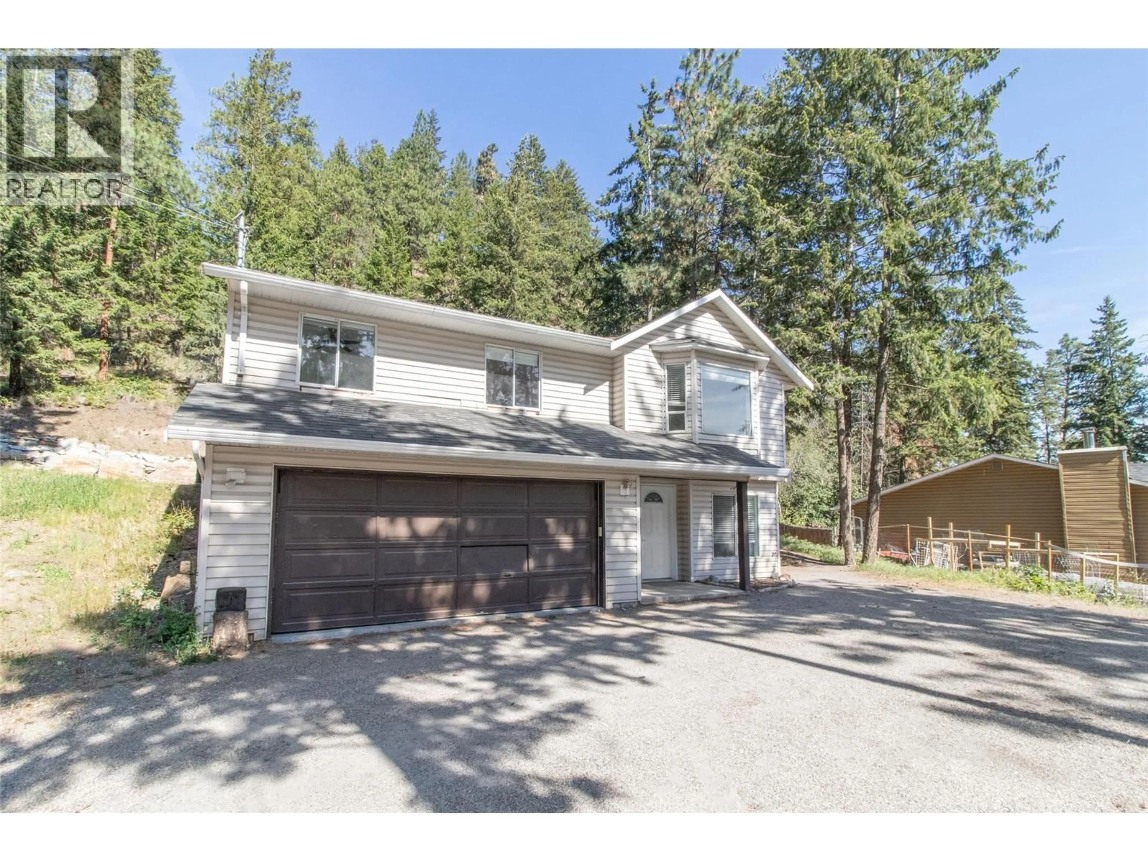 Home with vinyl exterior material, street for 477 CLIFTON ROAD, Kelowna British Columbia V1V1A6