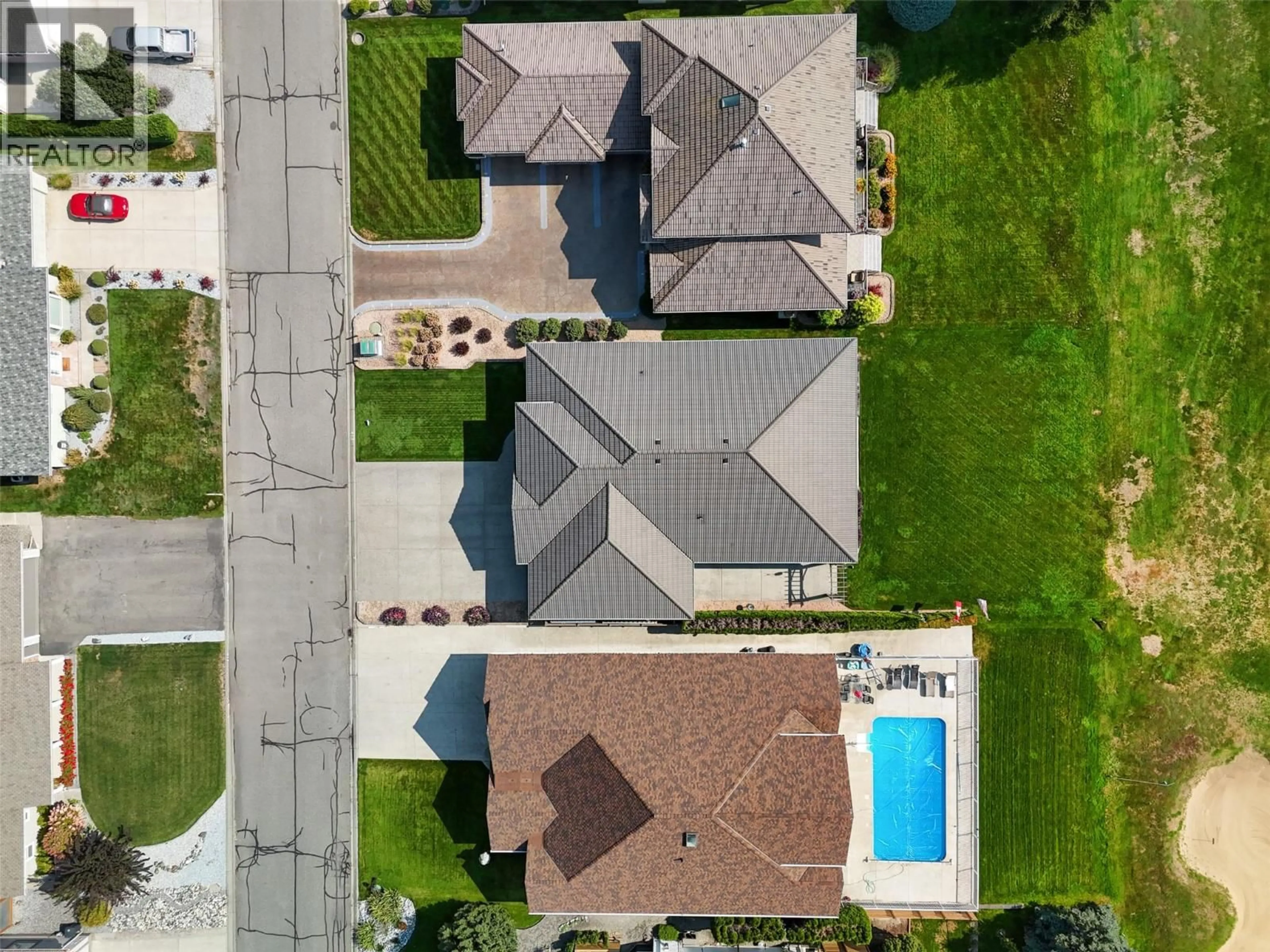 A pic from outside/outdoor area/front of a property/back of a property/a pic from drone, street for 413 NUEVA WYND, Kamloops British Columbia V2H1S1