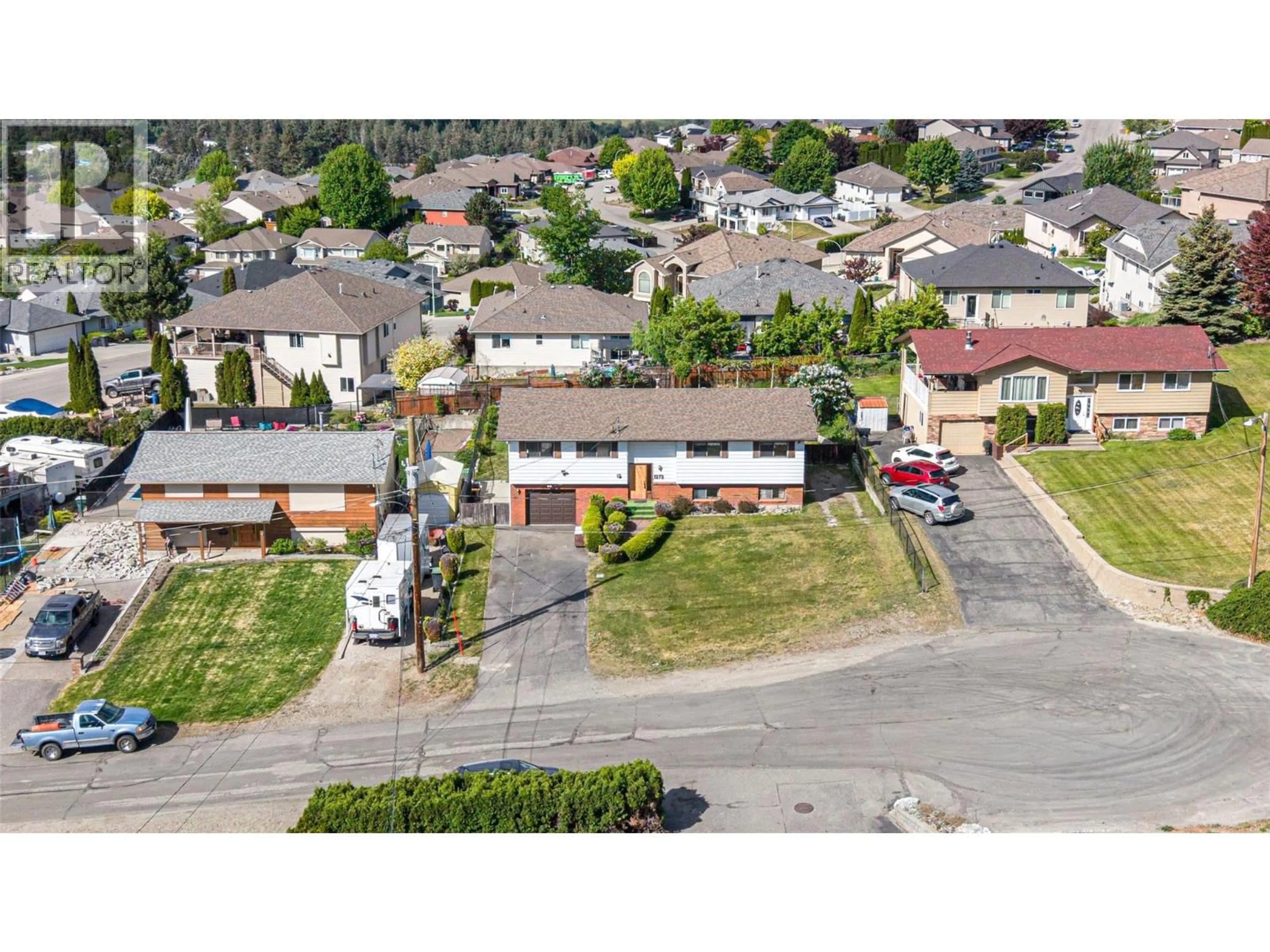 A pic from outside/outdoor area/front of a property/back of a property/a pic from drone, street for 1272 ST CLARE COURT, Kelowna British Columbia V1P1L6