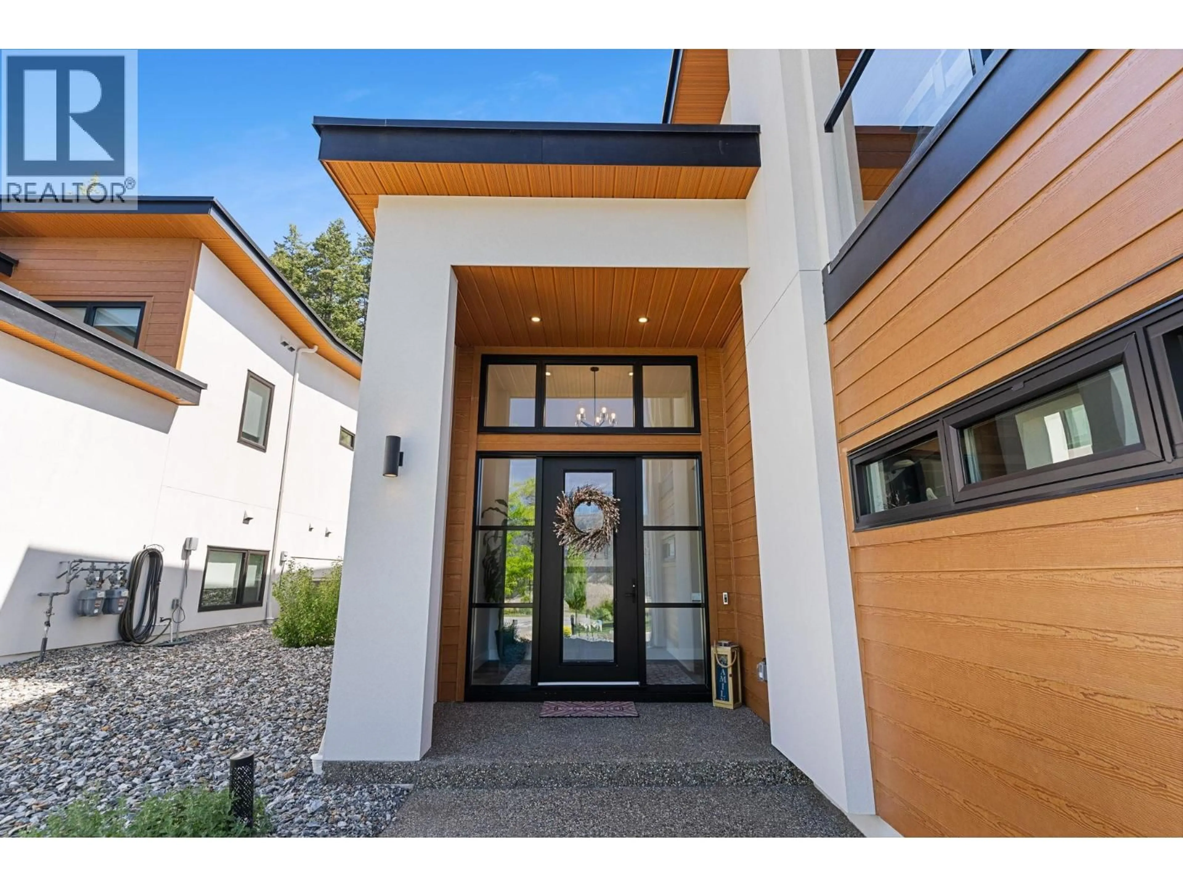 Indoor entryway for 13 - 10100 TYNDALL ROAD, Lake Country British Columbia V4V0A9