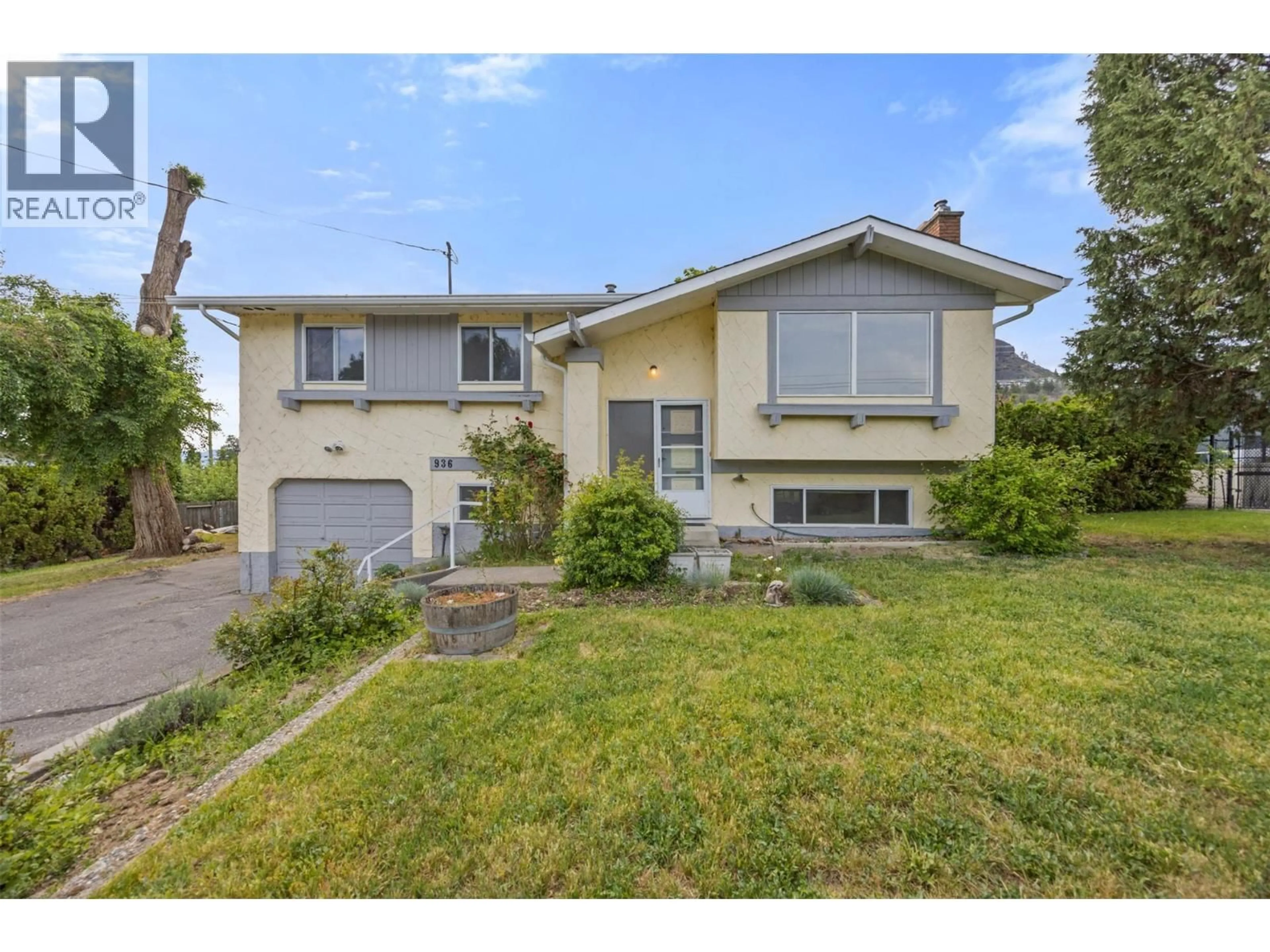 Home with vinyl exterior material, street for 936 MCCARTNEY ROAD, West Kelowna British Columbia V1Z1S1