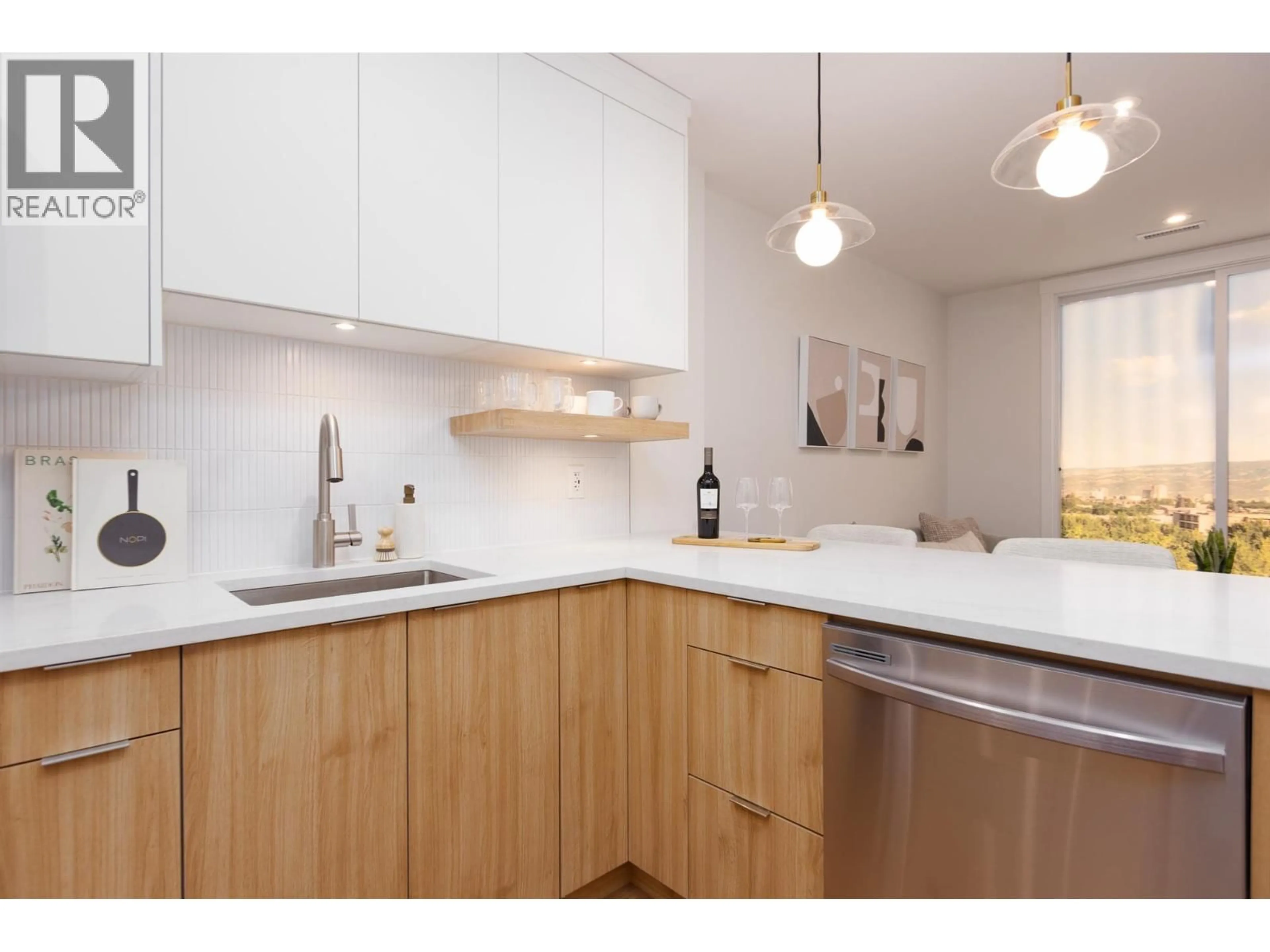 Standard kitchen, wood/laminate floor for 527 - 1281 PRIDHAM AVENUE, Kelowna British Columbia V1Y6B3