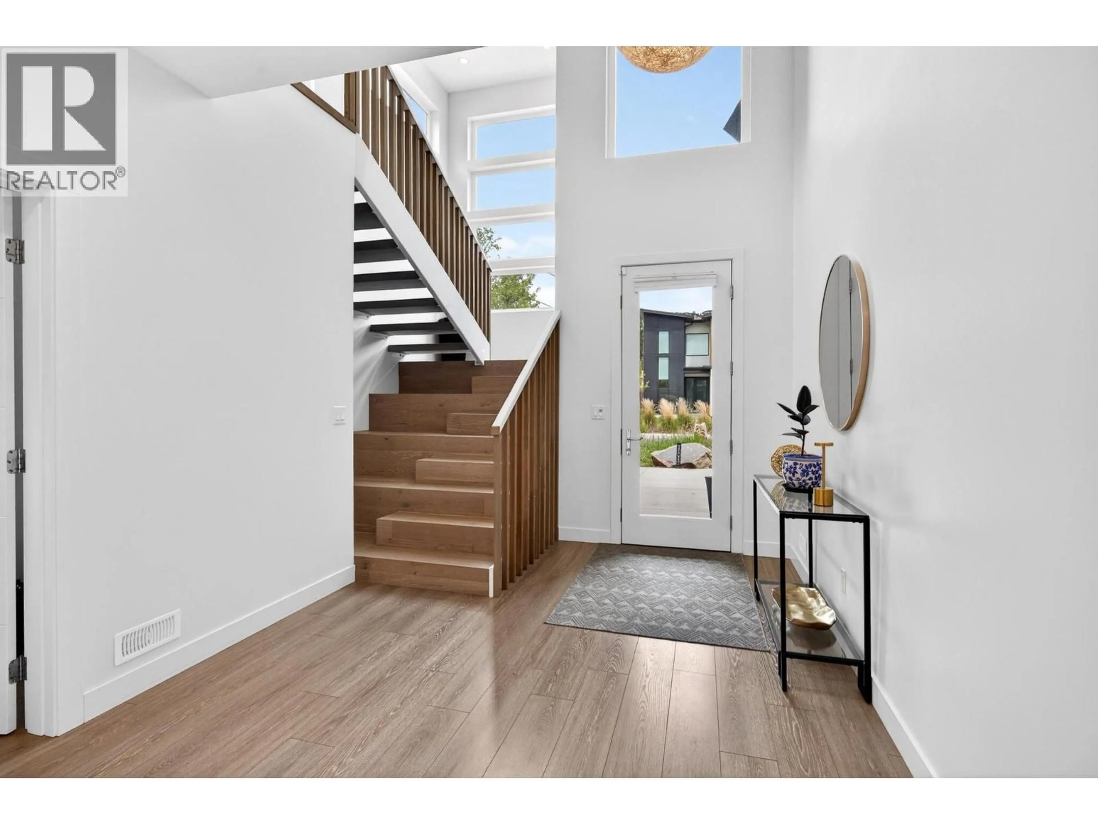 Indoor entryway for 1273 MODERN PLACE, Kelowna British Columbia V1V1A5