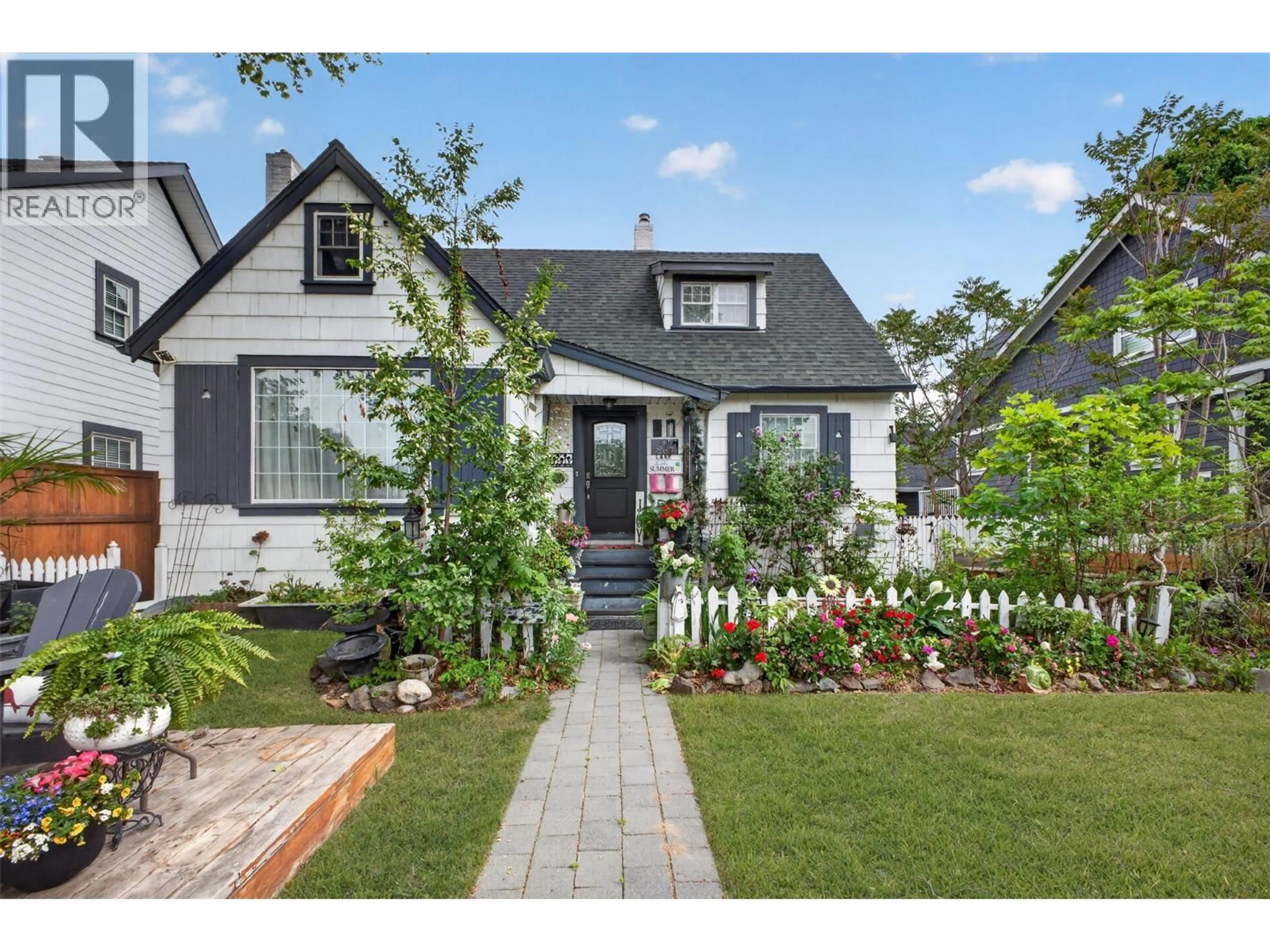 Home with brick exterior material, street for 260 LAKE AVENUE, Kelowna British Columbia V1Y5W7