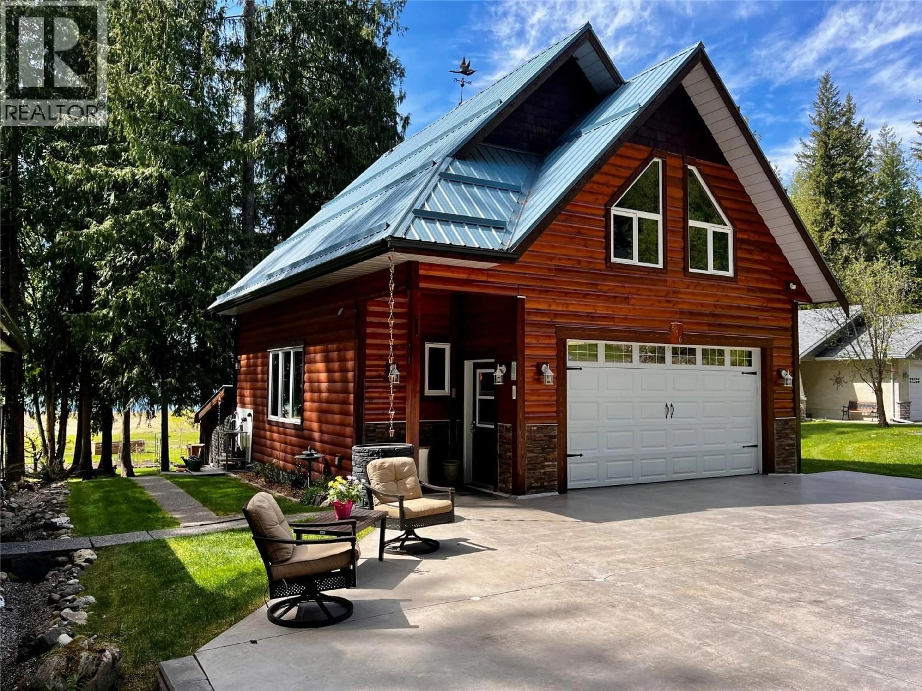 Home with vinyl exterior material, street for 516 BAYVIEW ROAD, Nakusp British Columbia V0G1R1