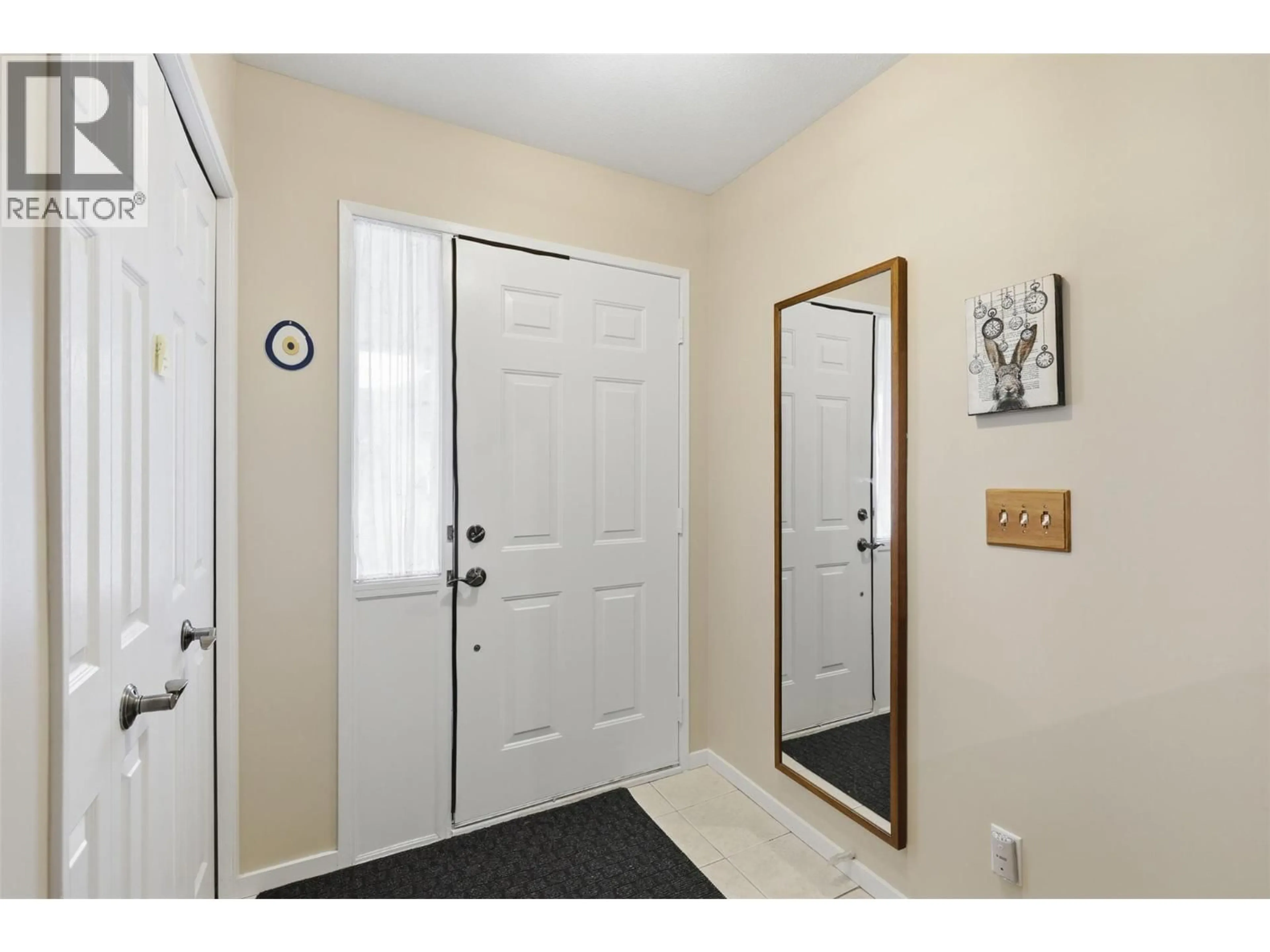 Indoor entryway for 135 CHANCELLOR DRIVE, Kamloops British Columbia V2E2M2