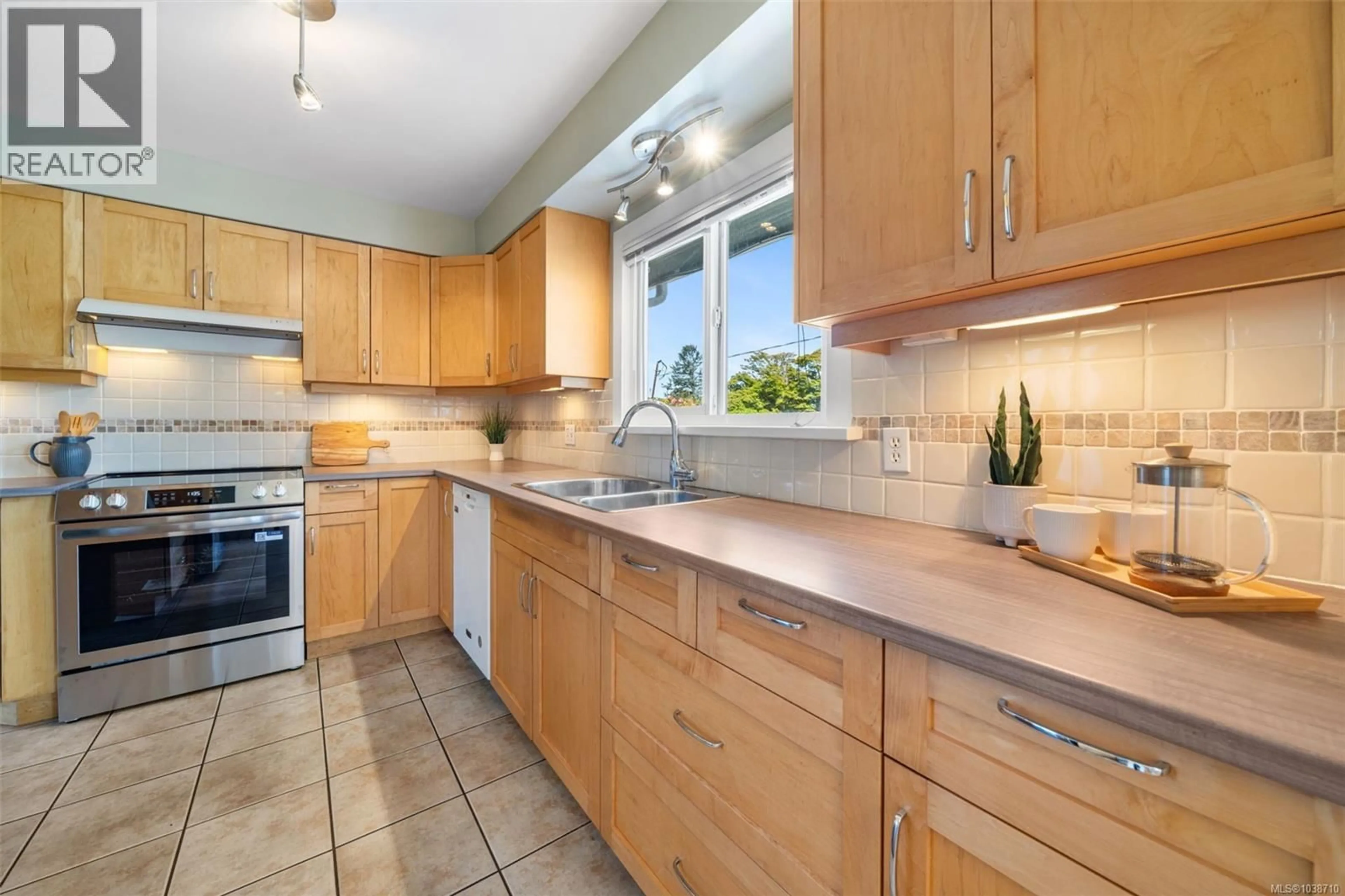 Standard kitchen, ceramic/tile floor for 1750 NORTH DAIRY ROAD, Saanich British Columbia V8P1C8