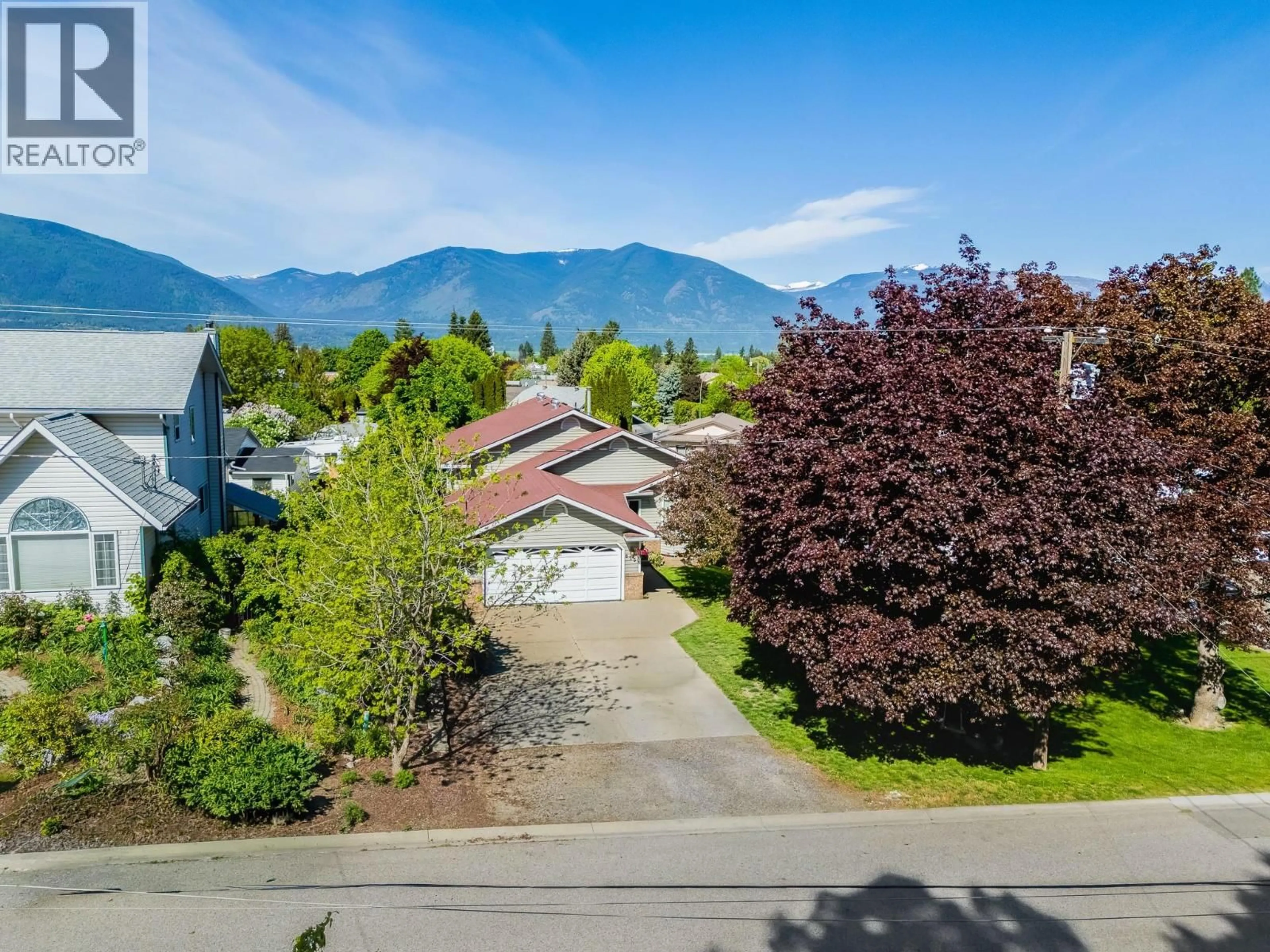 A pic from outside/outdoor area/front of a property/back of a property/a pic from drone, mountain view for 625 24 AVENUE SOUTH, Creston British Columbia V0B1G5