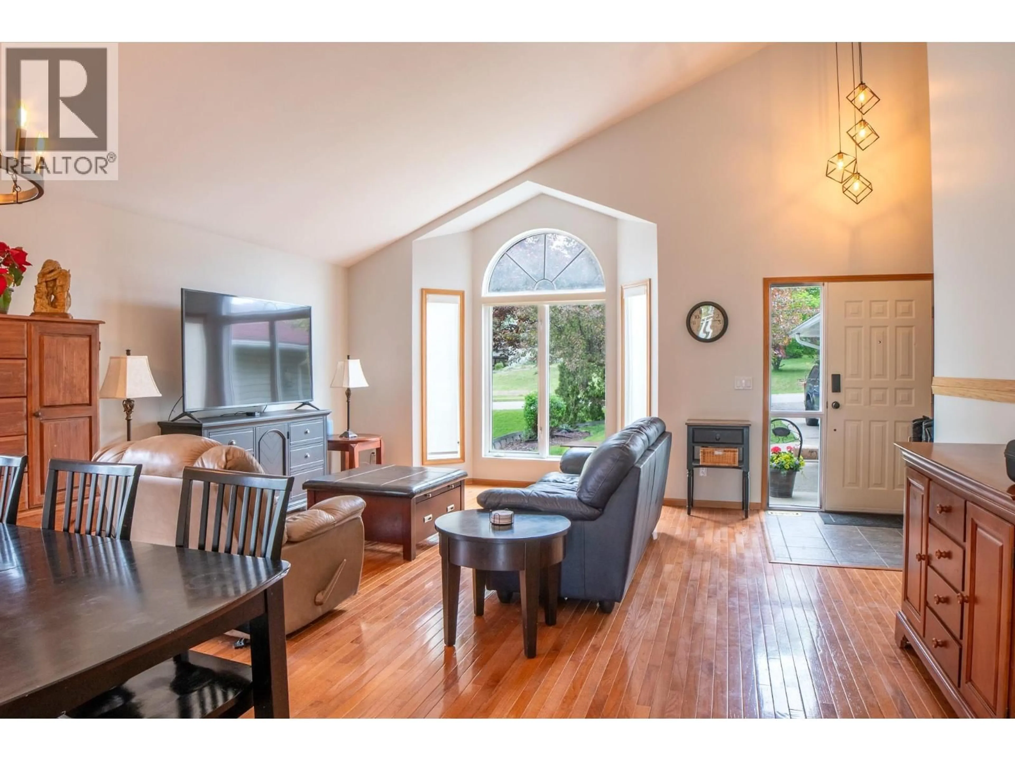 Living room with furniture, wood/laminate floor for 625 24 AVENUE SOUTH, Creston British Columbia V0B1G5