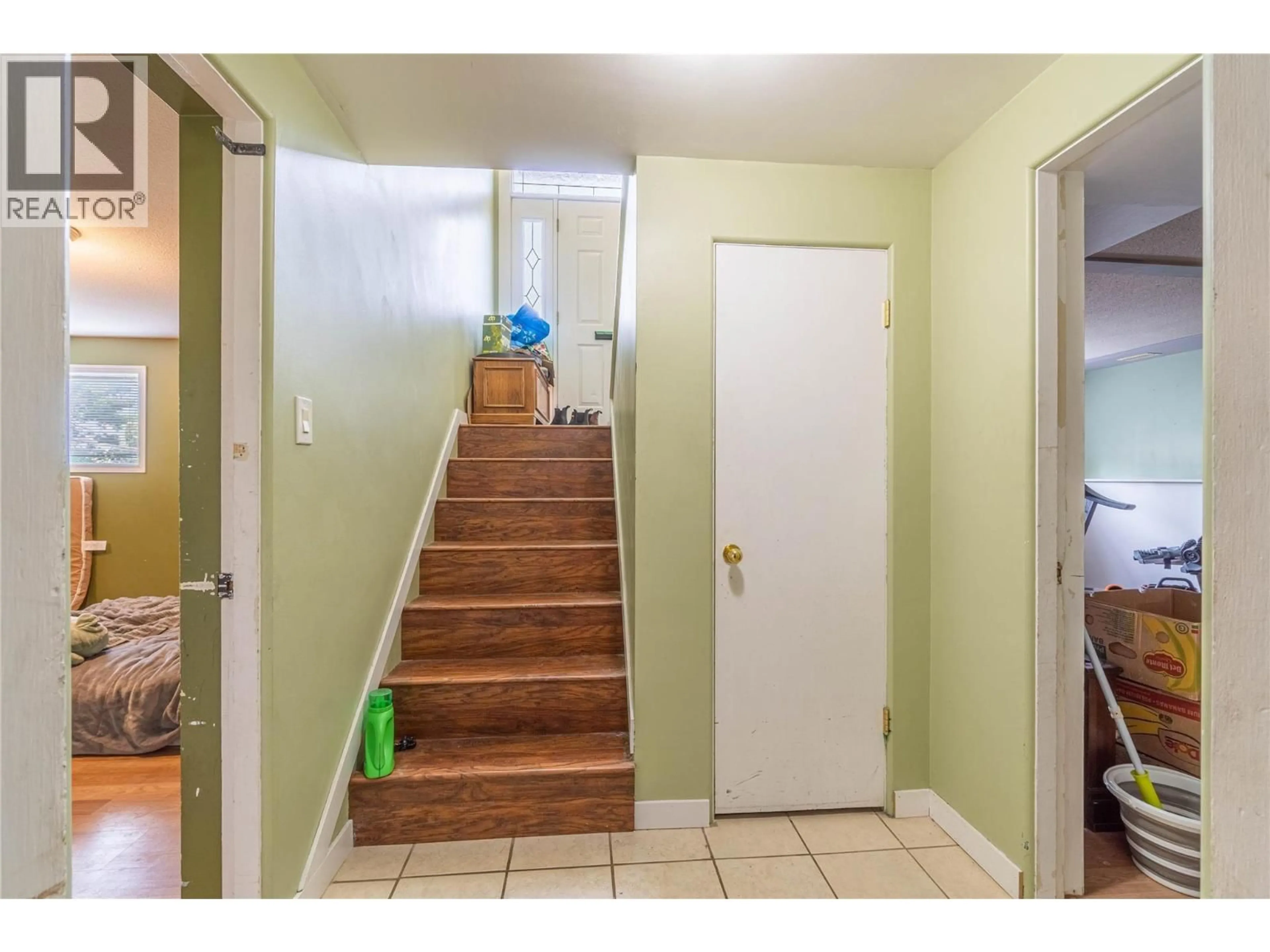 Indoor entryway for 2435 YOUNG AVENUE, Kamloops British Columbia V2B4M9