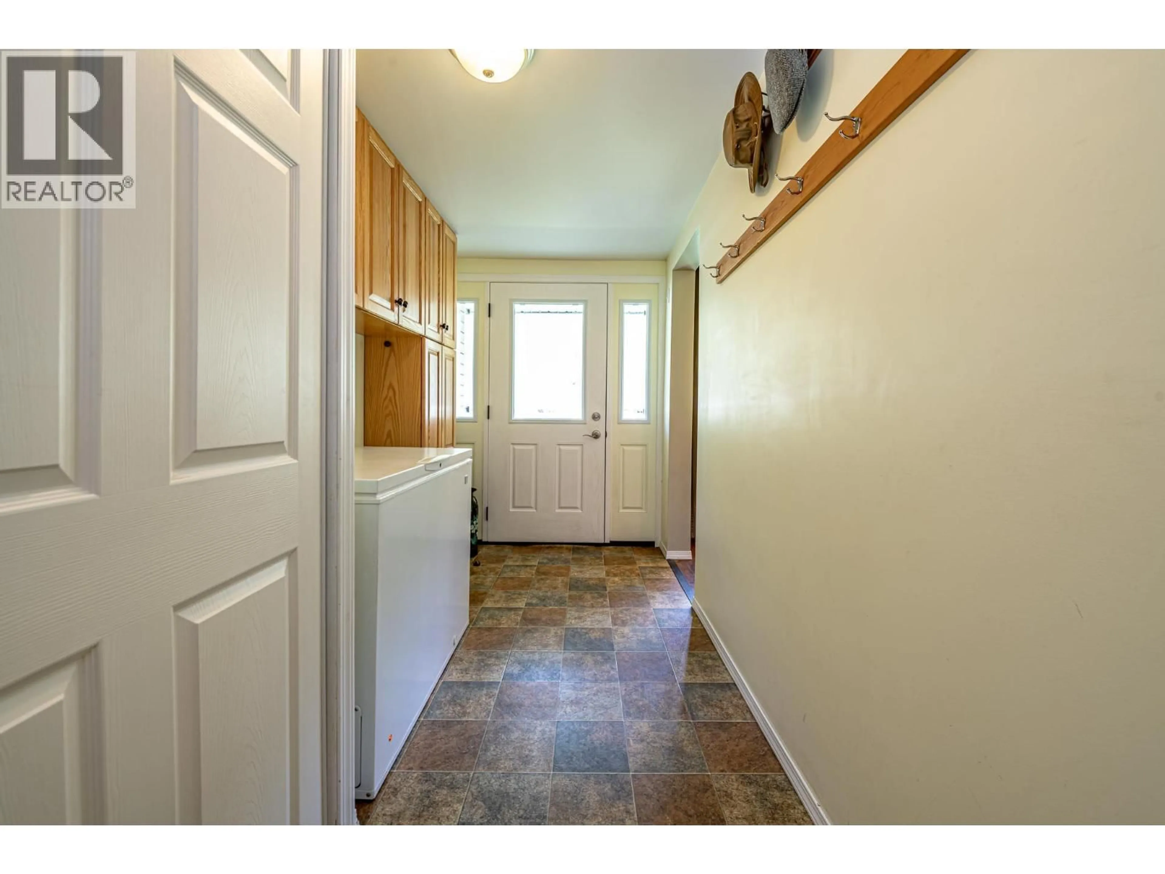 Indoor entryway for 8895 HIGHWAY 6 HIGHWAY, Salmo British Columbia V0G1Z0