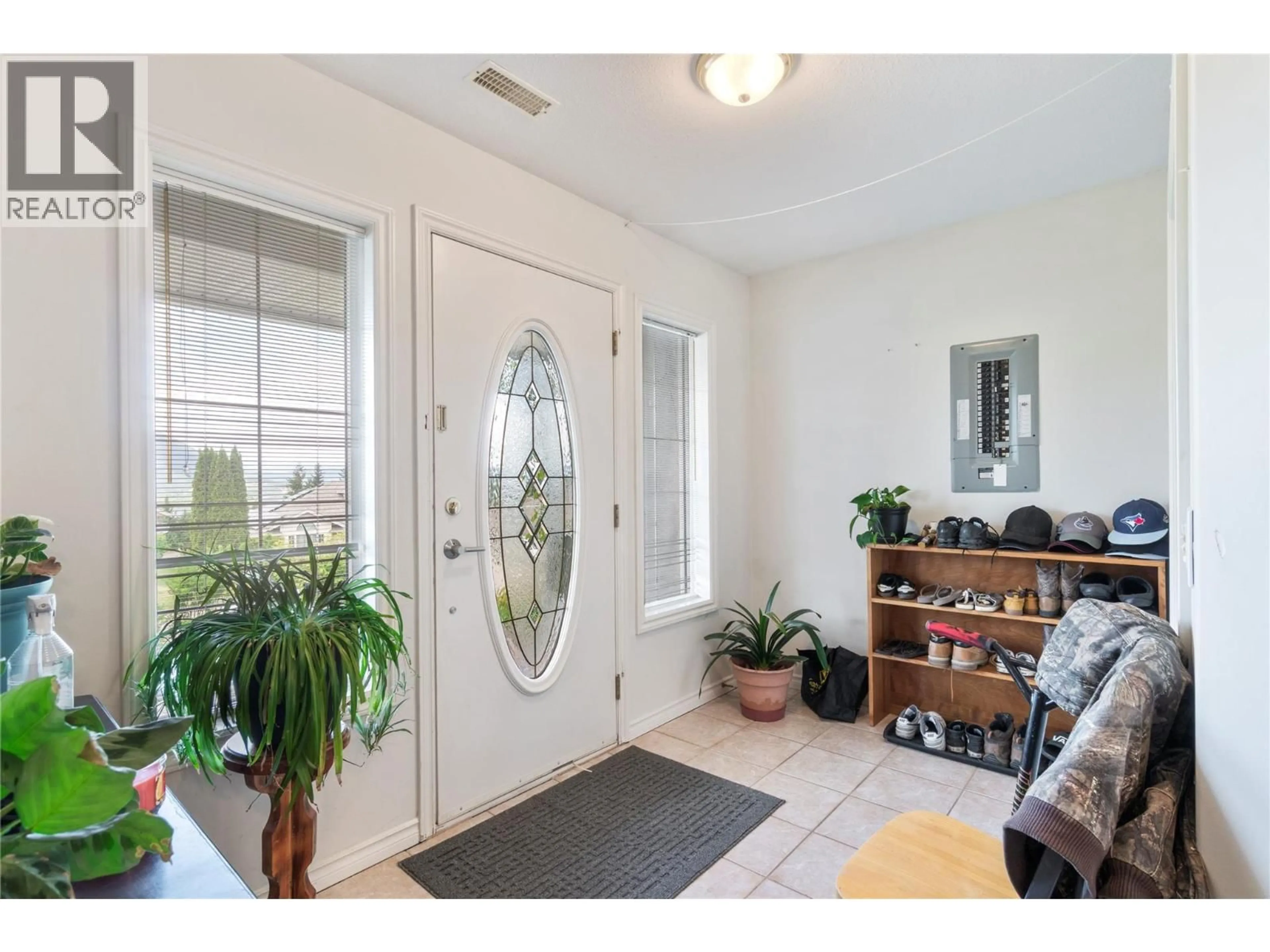 Indoor entryway for 650 17 STREET SOUTHEAST, Salmon Arm British Columbia V1E1W2