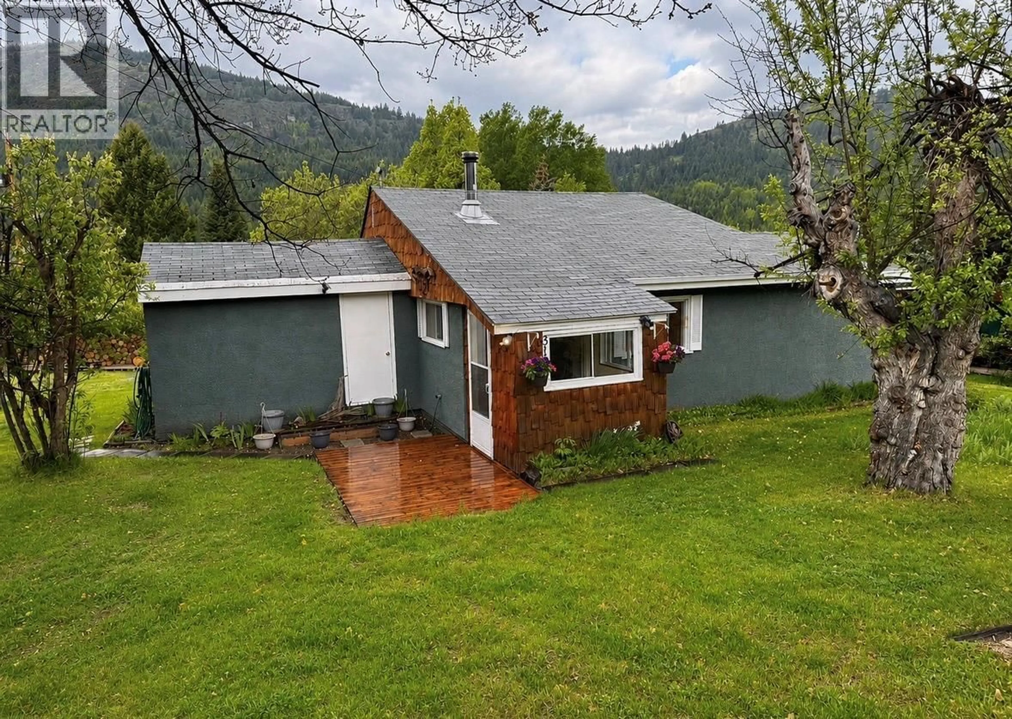 A pic from outside/outdoor area/front of a property/back of a property/a pic from drone, mountain view for 315 EVERETTE AVENUE, Greenwood British Columbia V0H1J0