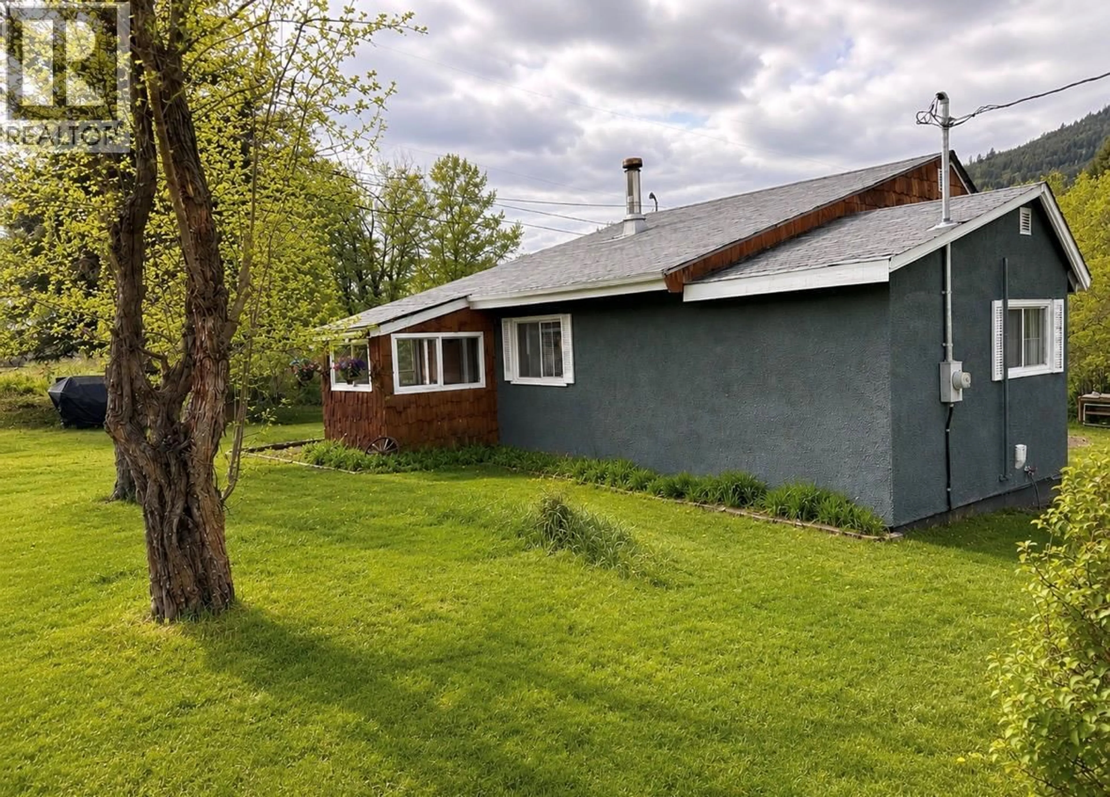 A pic from outside/outdoor area/front of a property/back of a property/a pic from drone, street for 315 EVERETTE AVENUE, Greenwood British Columbia V0H1J0