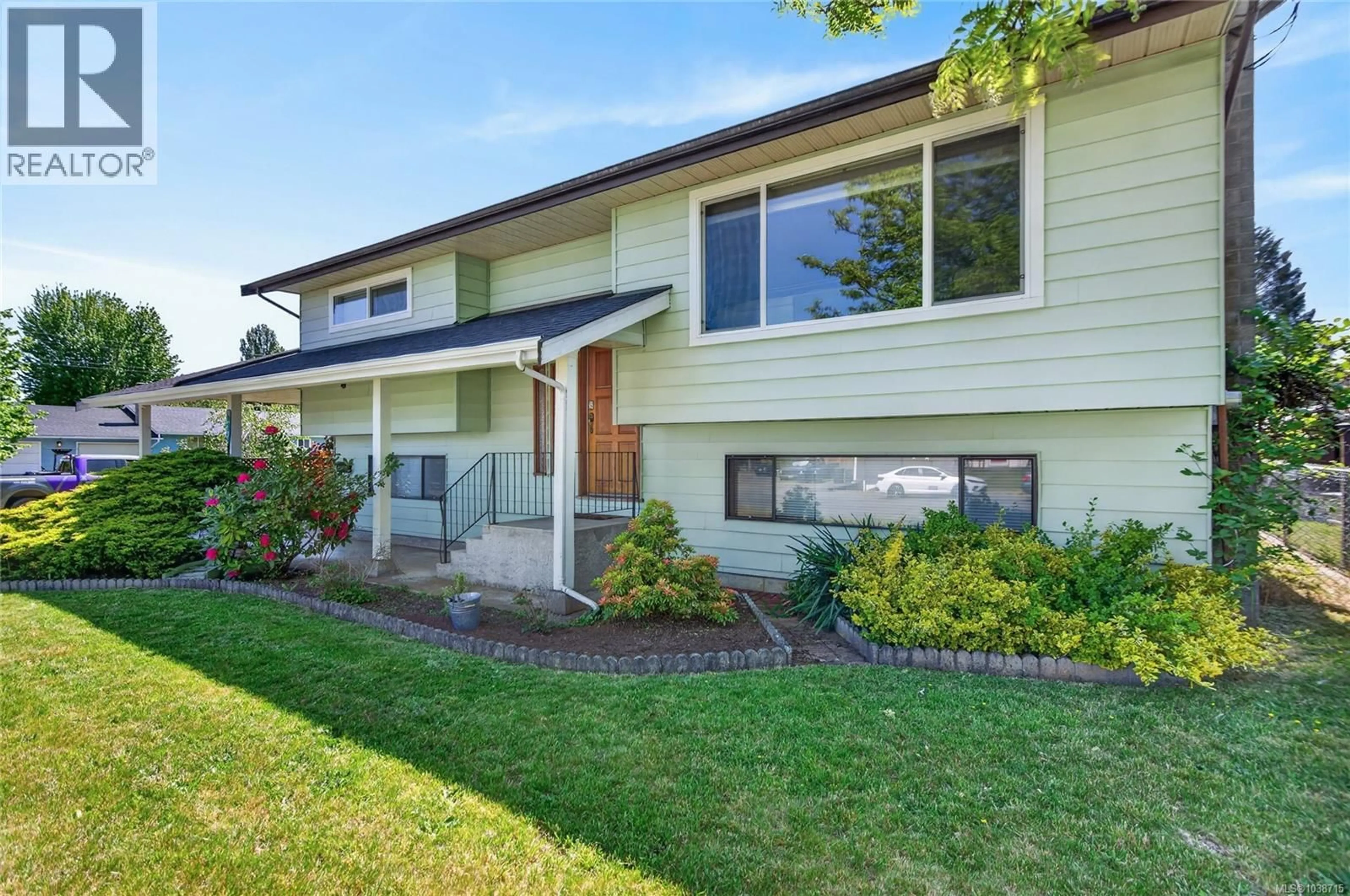 Home with vinyl exterior material, street for 1130 26TH STREET, Courtenay British Columbia V9N7N4