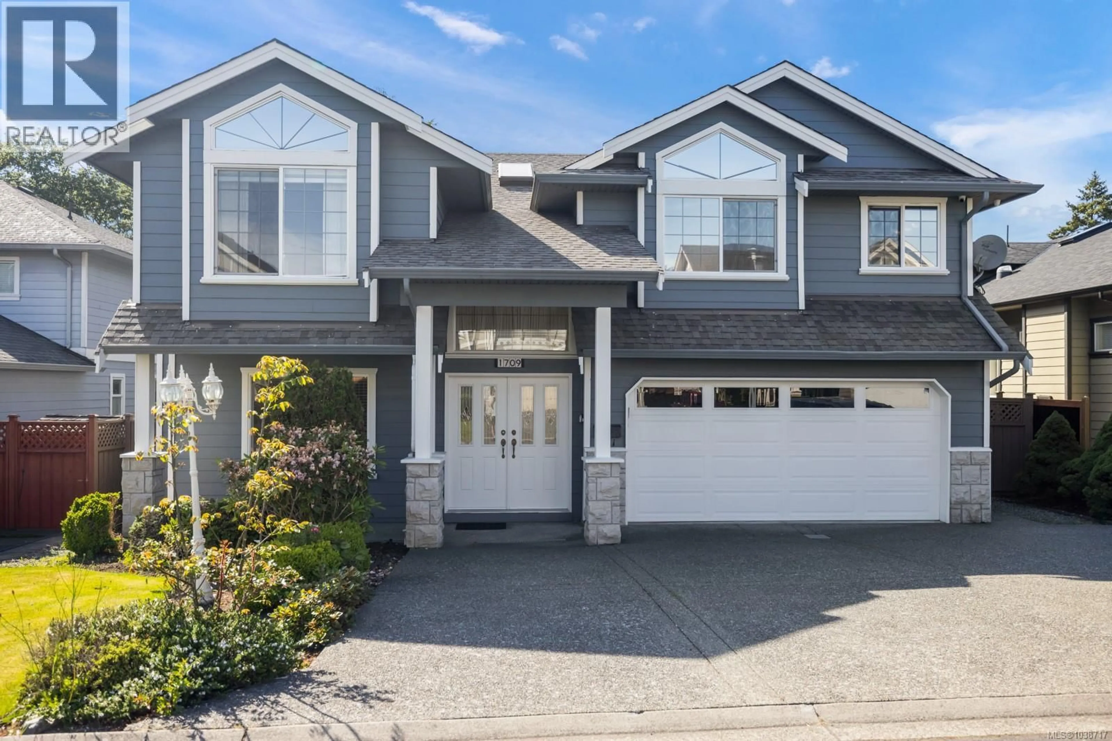 Home with vinyl exterior material, street for 1709 MAMICH CIRCLE, Saanich British Columbia V8N6N1