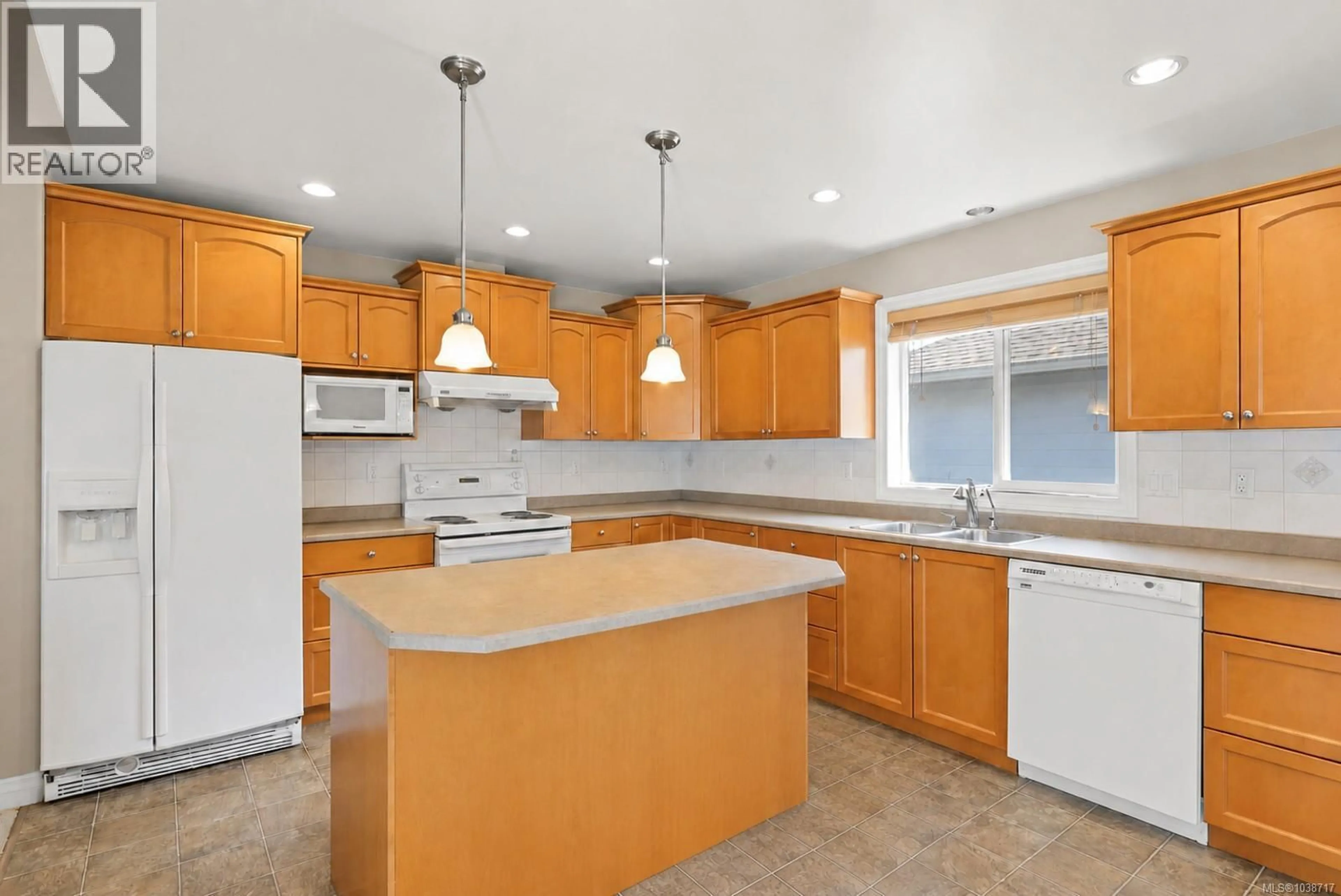 Open concept kitchen, unknown for 1709 MAMICH CIRCLE, Saanich British Columbia V8N6N1