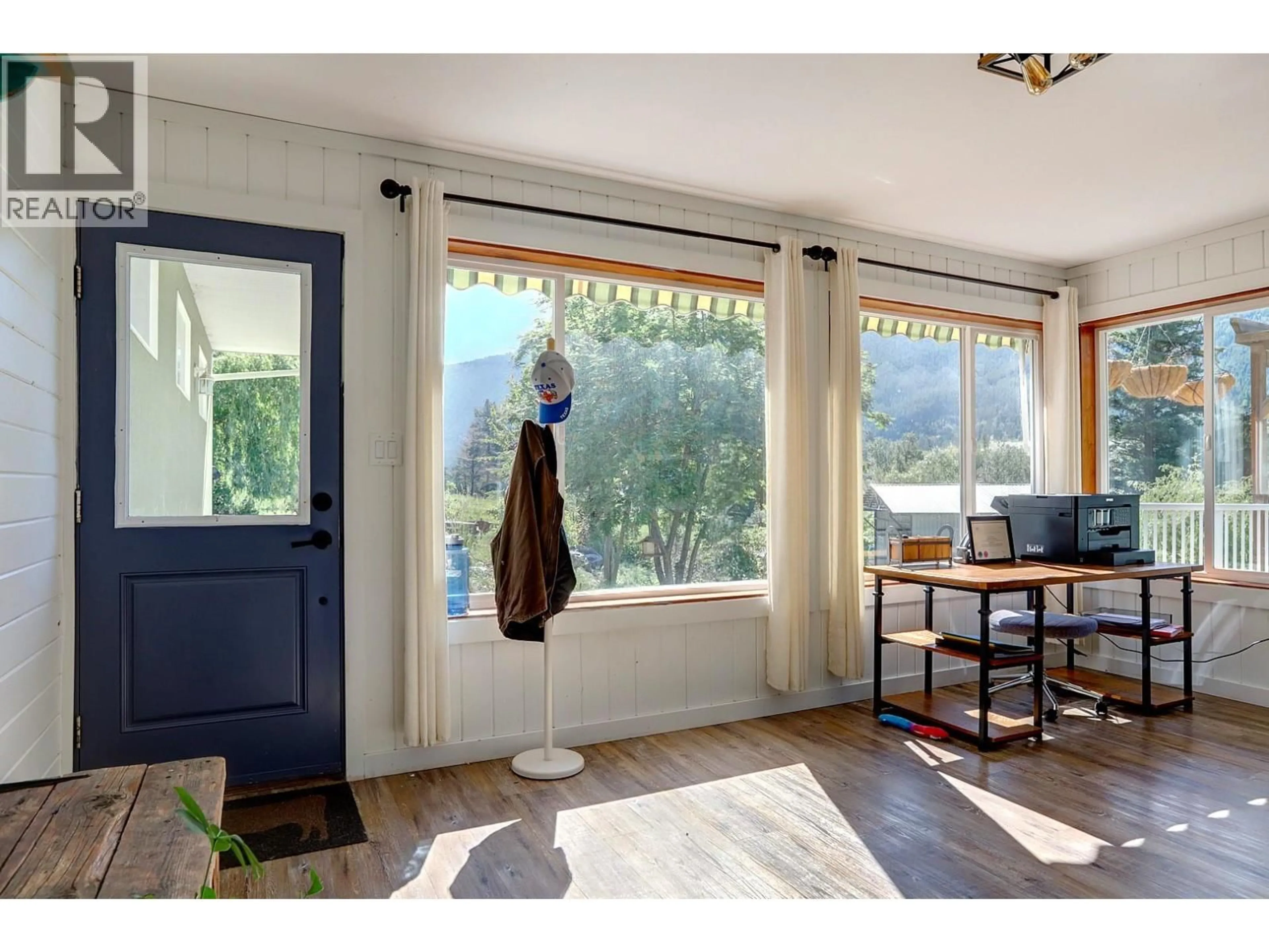 Indoor entryway for 4375 97 HIGHWAY, Falkland British Columbia V0E1W1