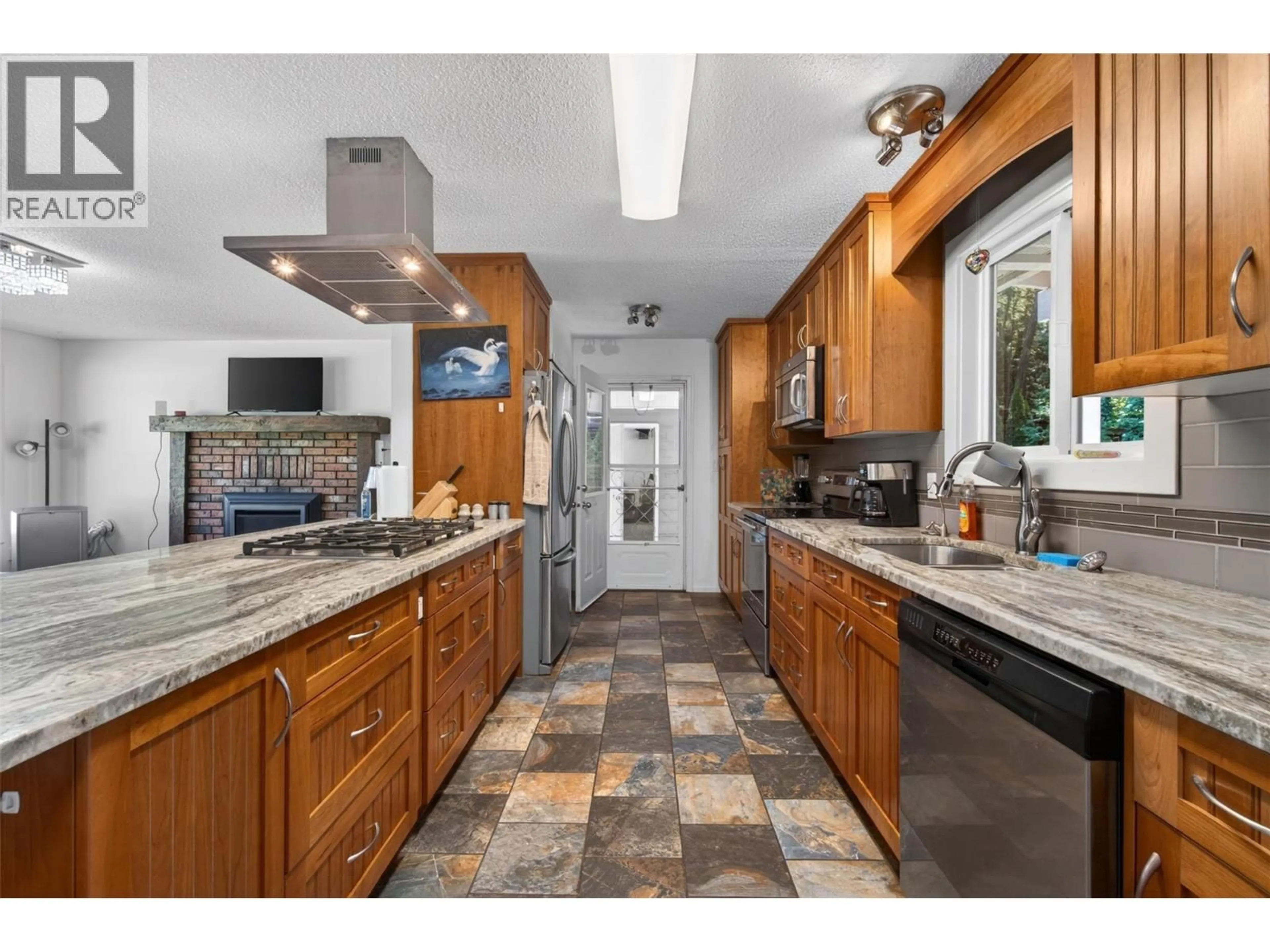 Open concept kitchen, ceramic/tile floor for 3180 28TH AVENUE NORTHEAST, Salmon Arm British Columbia V1E3G1