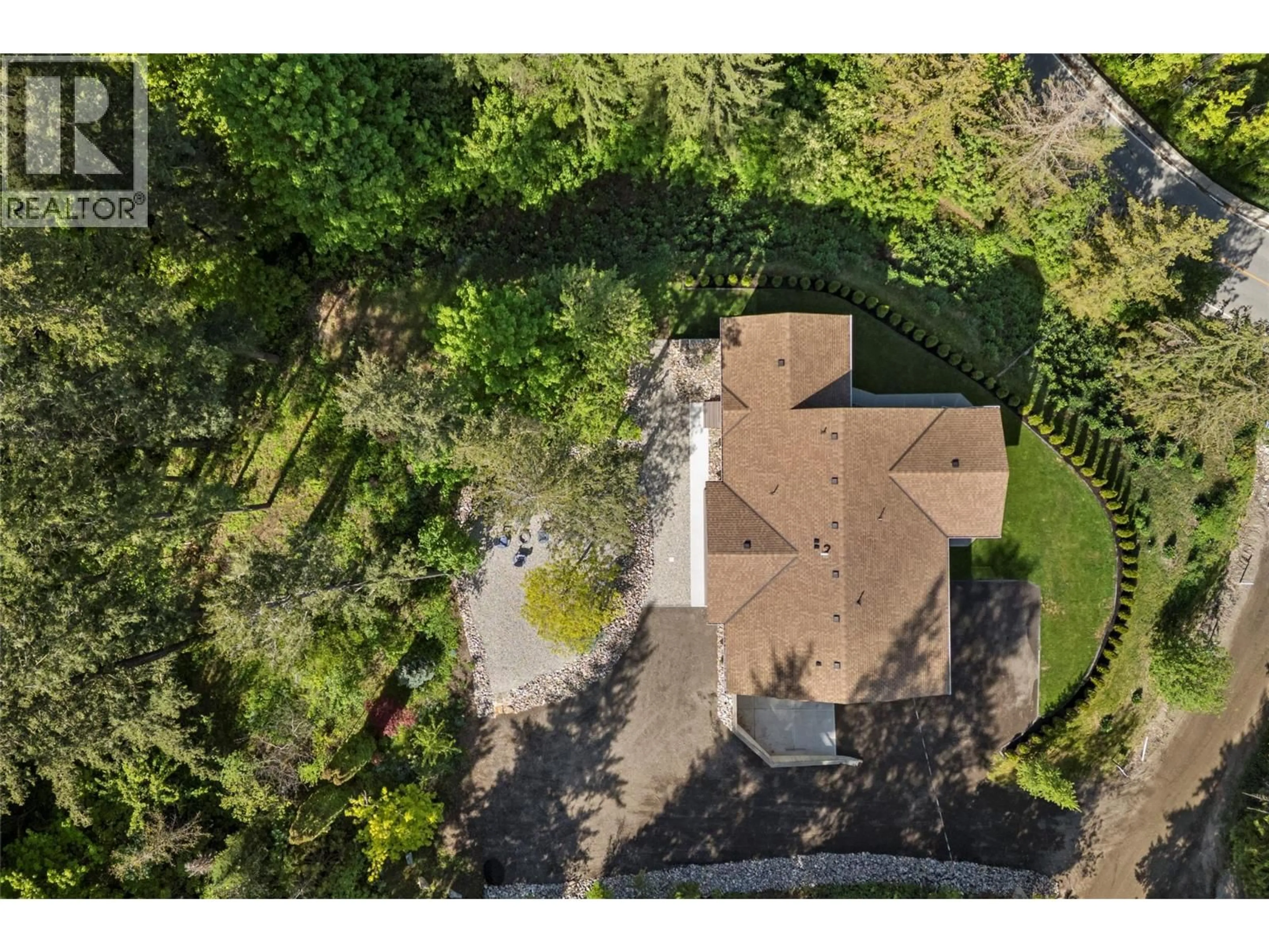 A pic from outside/outdoor area/front of a property/back of a property/a pic from drone, unknown for 633 9 STREET SOUTHEAST, Salmon Arm British Columbia V1E2C2