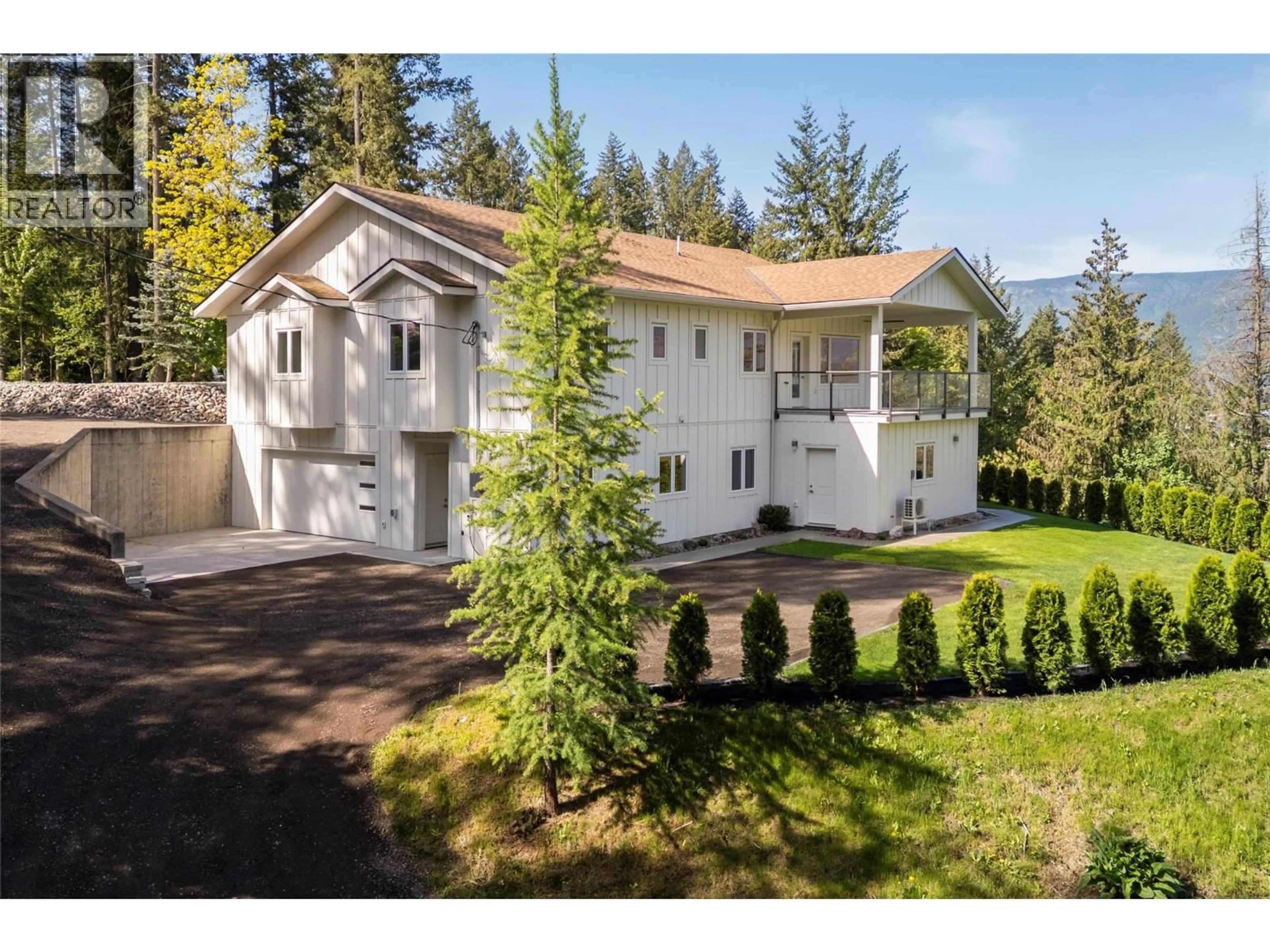 Home with vinyl exterior material, street for 633 9 STREET SOUTHEAST, Salmon Arm British Columbia V1E2C2