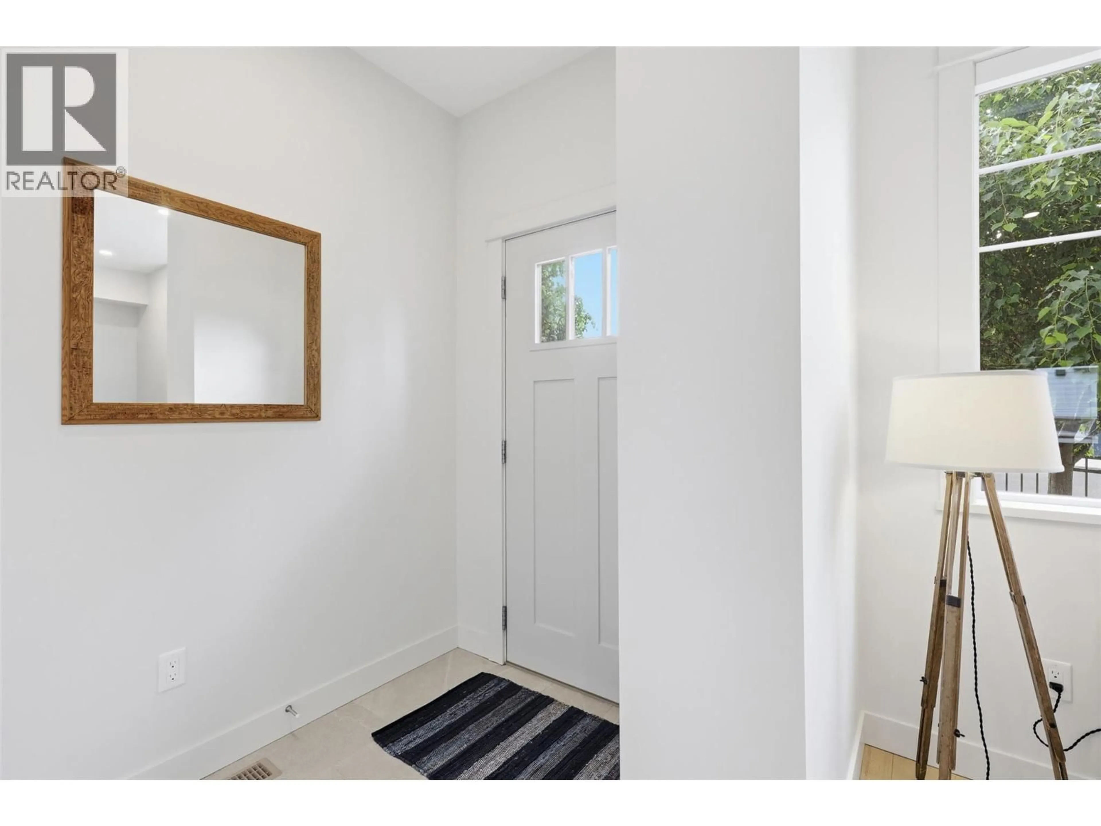Indoor entryway for 109 - 1393 9TH AVENUE, Kamloops British Columbia V2C3X6