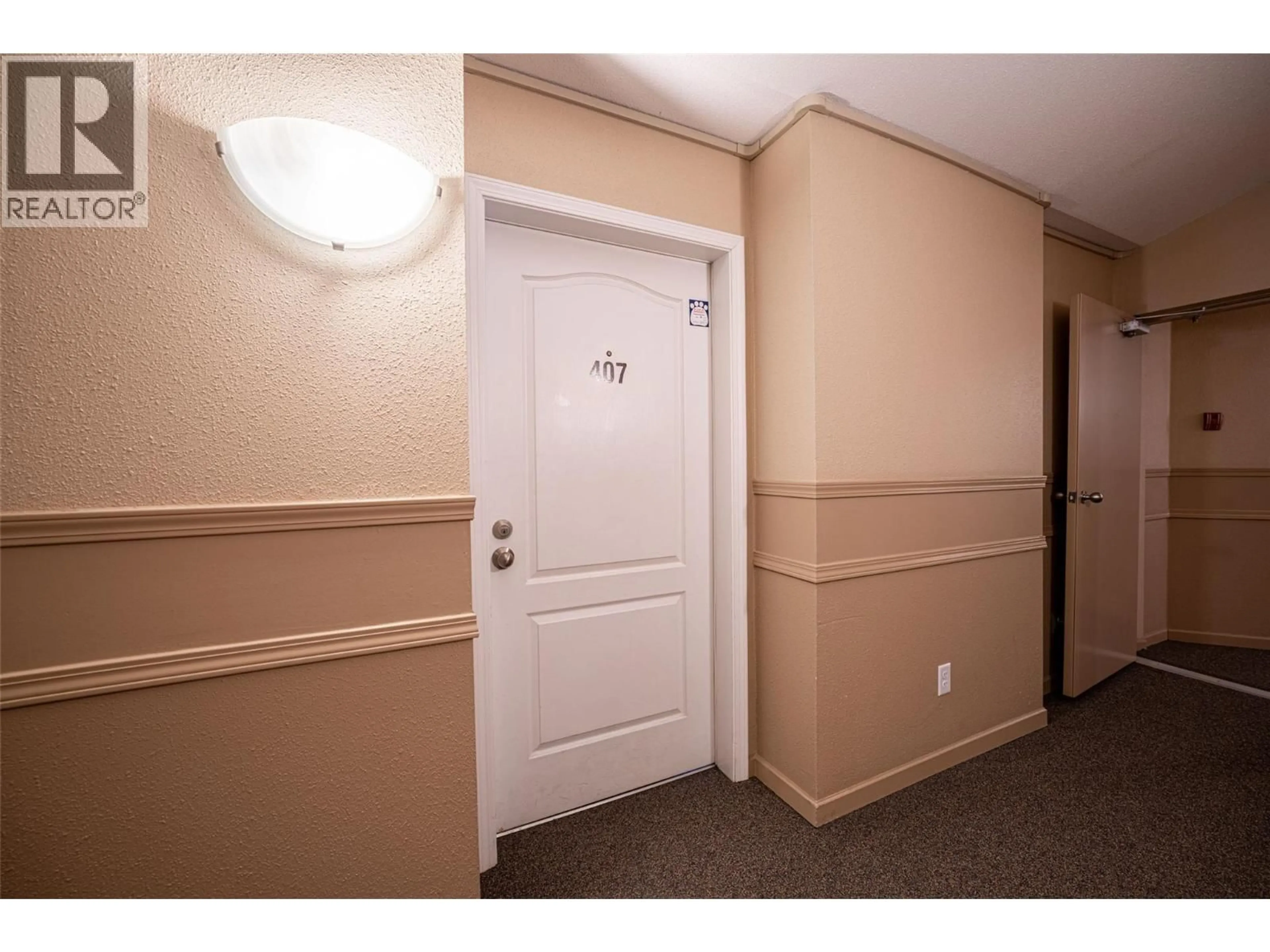 Indoor foyer for 407 - 3160 CASORSO ROAD, Kelowna British Columbia V1W3L7