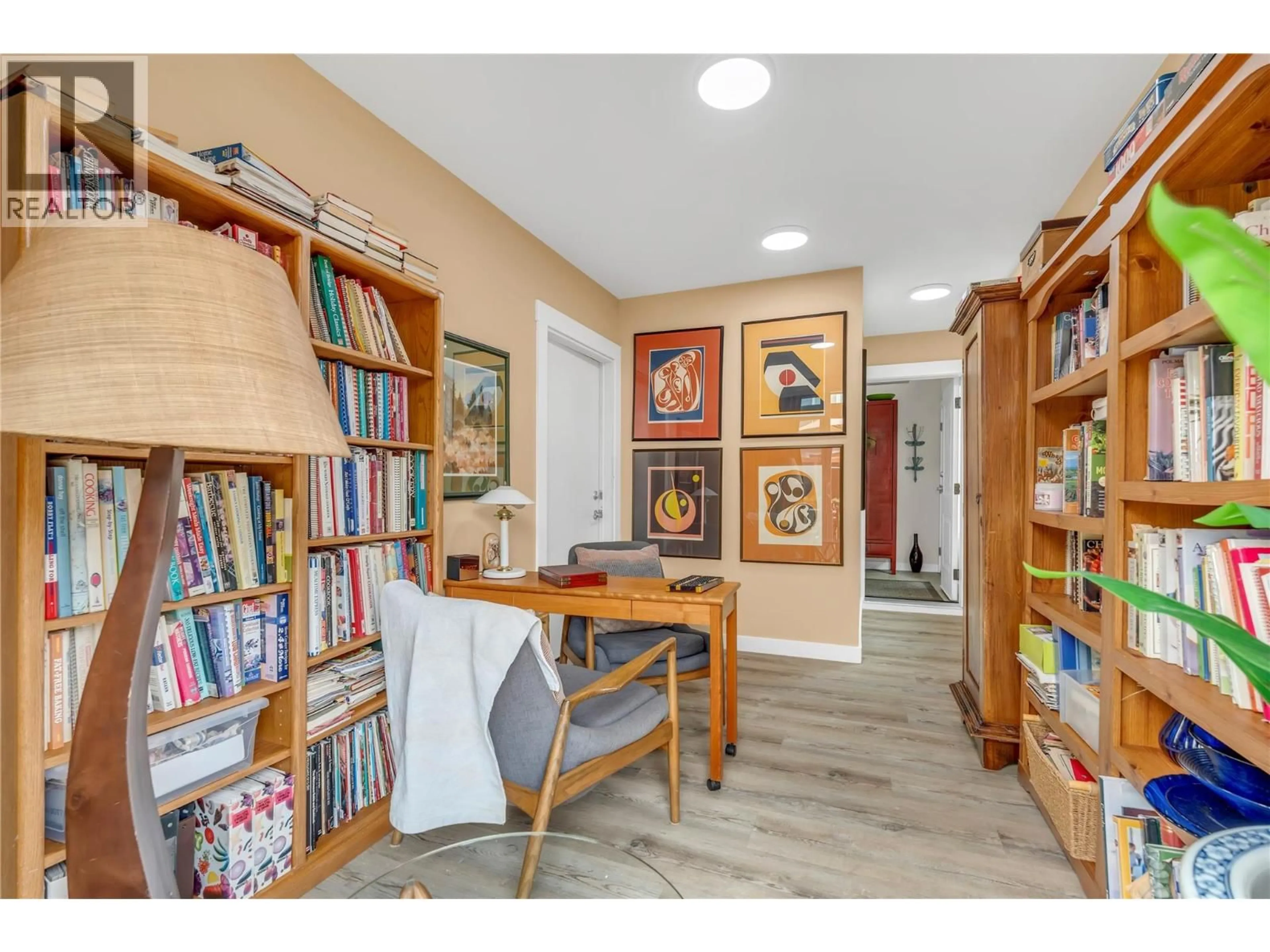 Indoor foyer for 201 - 442 ALEXANDER AVE AVENUE, Penticton British Columbia V2A1E5