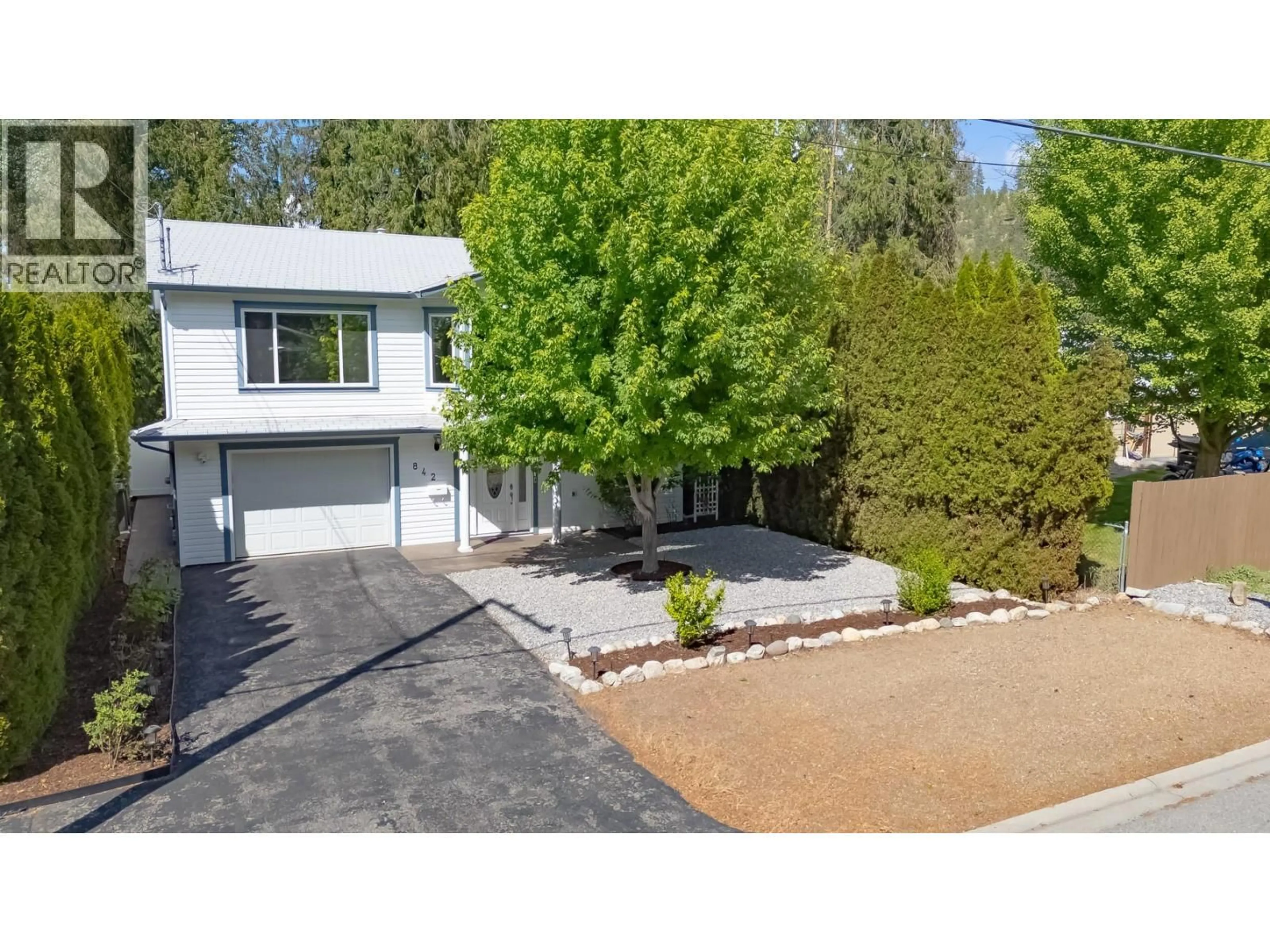 A pic from outside/outdoor area/front of a property/back of a property/a pic from drone, street for 842 RAYMER ROAD, Kelowna British Columbia V1W1J8