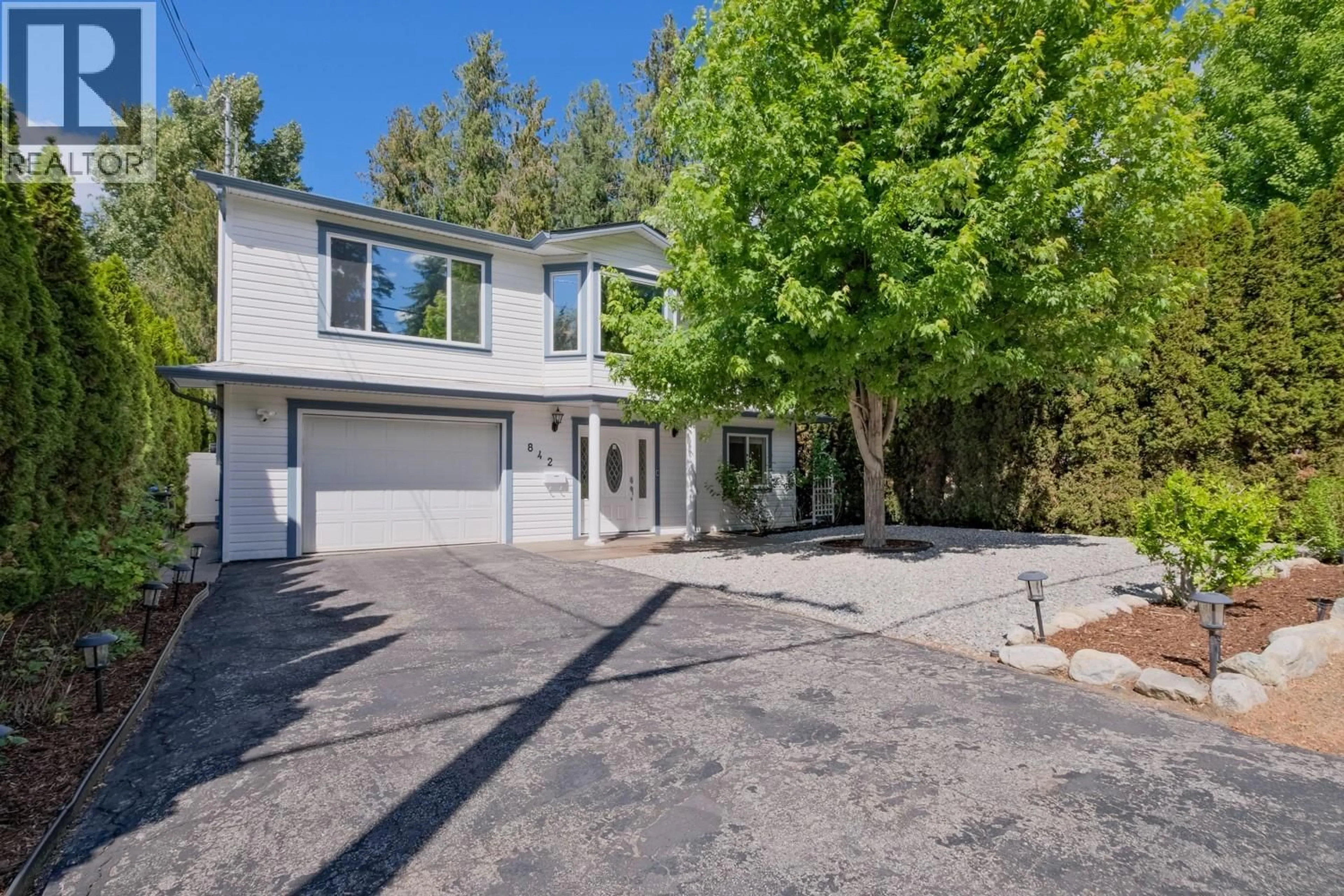 A pic from outside/outdoor area/front of a property/back of a property/a pic from drone, street for 842 RAYMER ROAD, Kelowna British Columbia V1W1J8