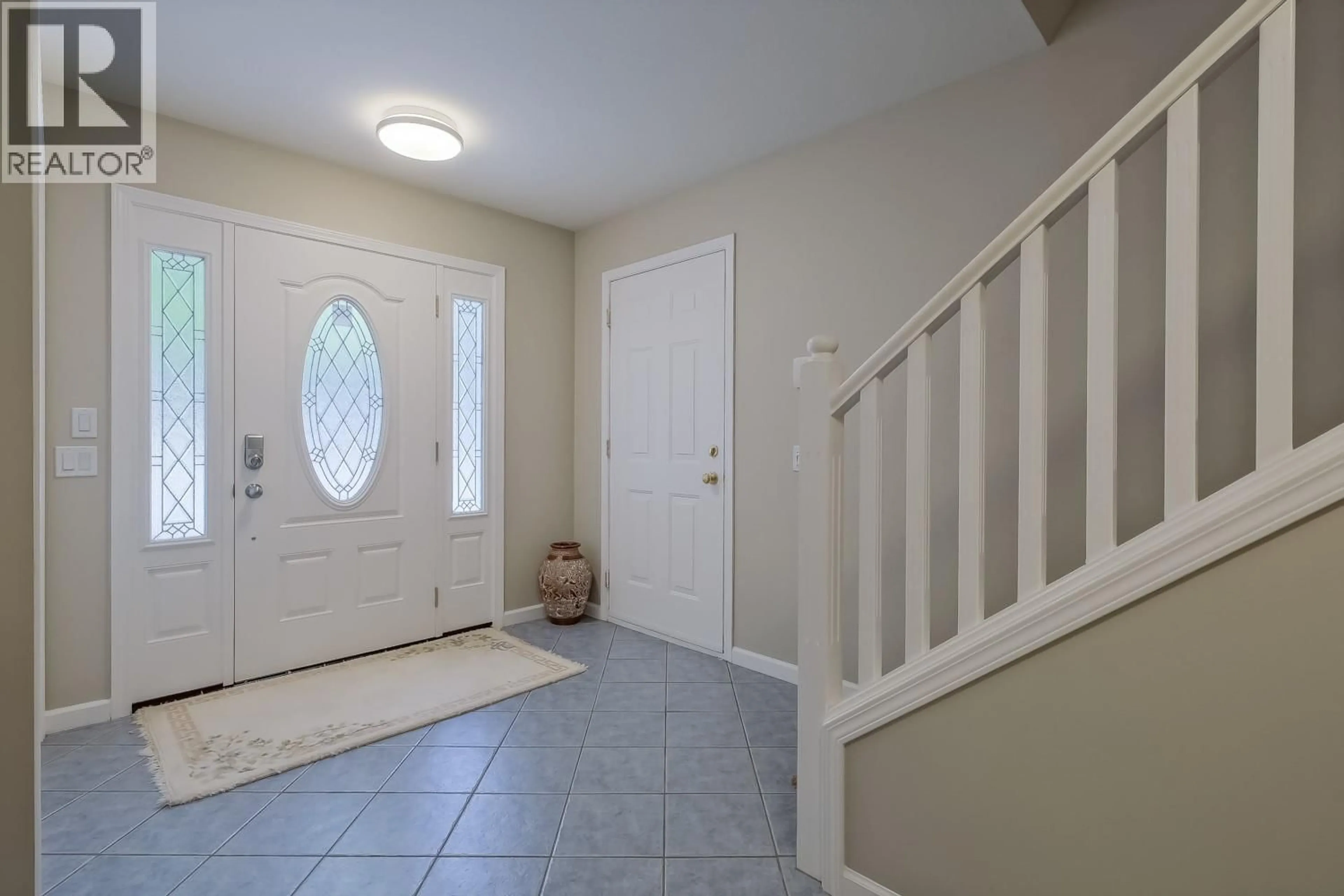 Indoor entryway for 842 RAYMER ROAD, Kelowna British Columbia V1W1J8