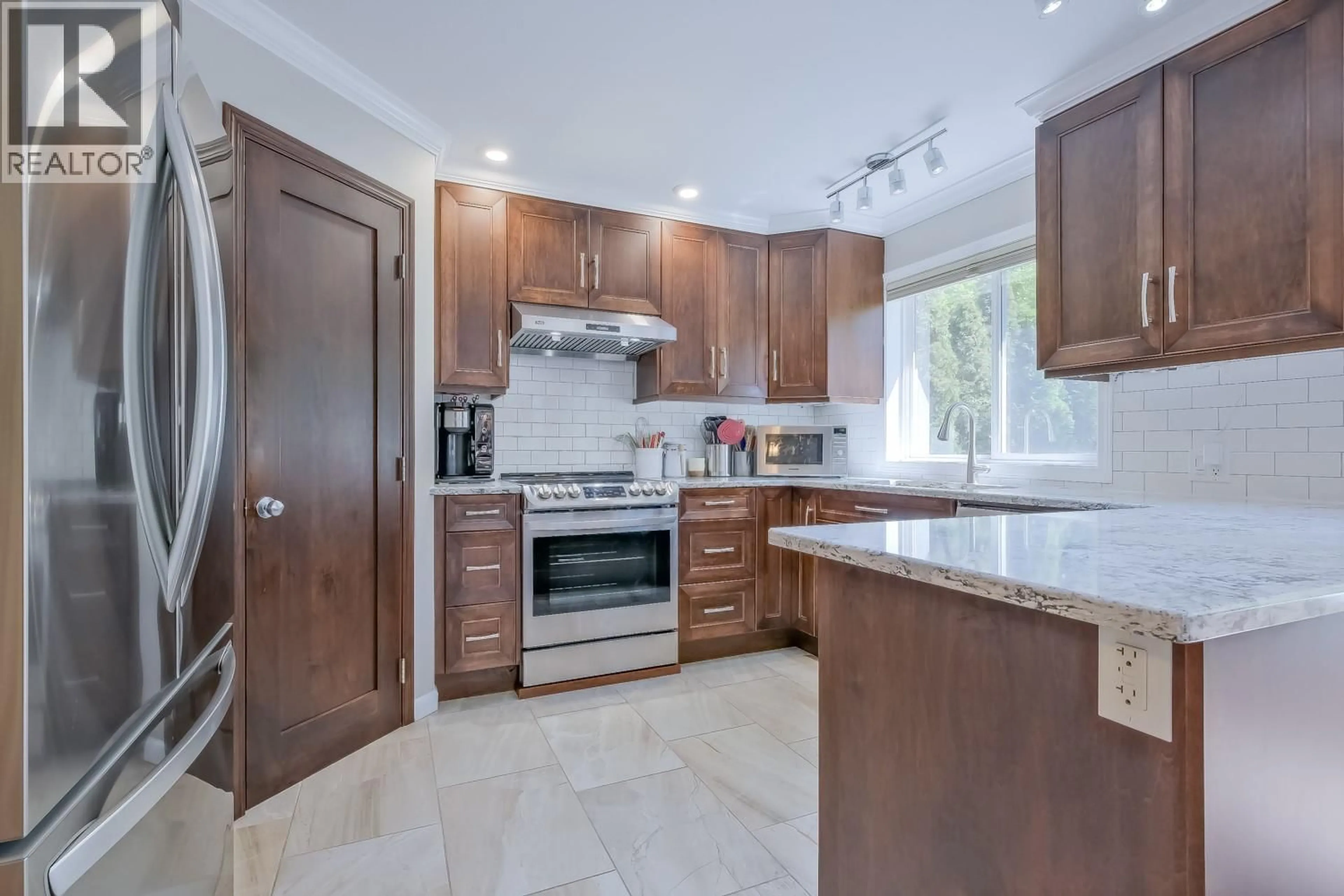 Open concept kitchen, ceramic/tile floor for 842 RAYMER ROAD, Kelowna British Columbia V1W1J8