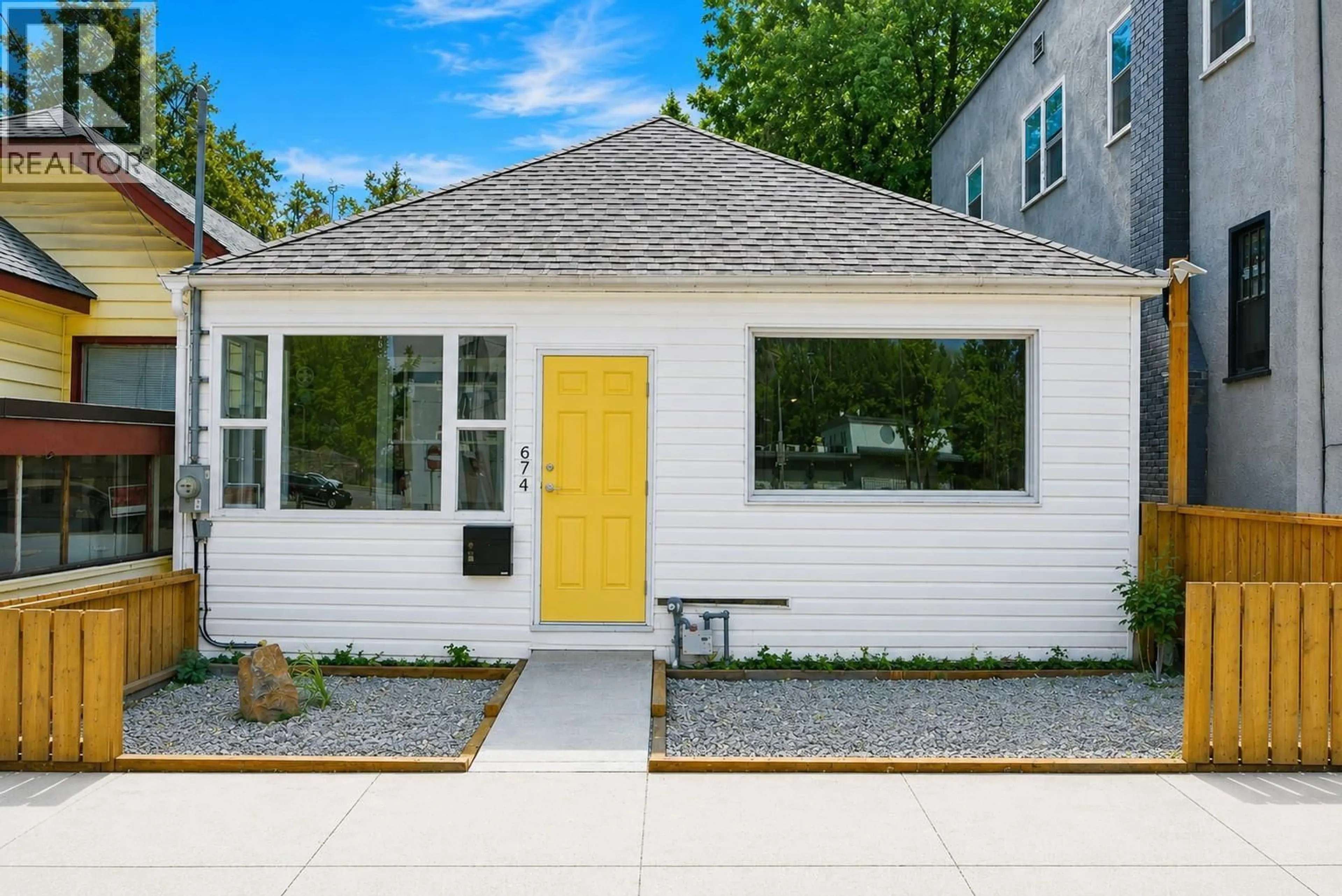 Home with vinyl exterior material, street for 674 VICTORIA STREET, Trail British Columbia V1R3S8