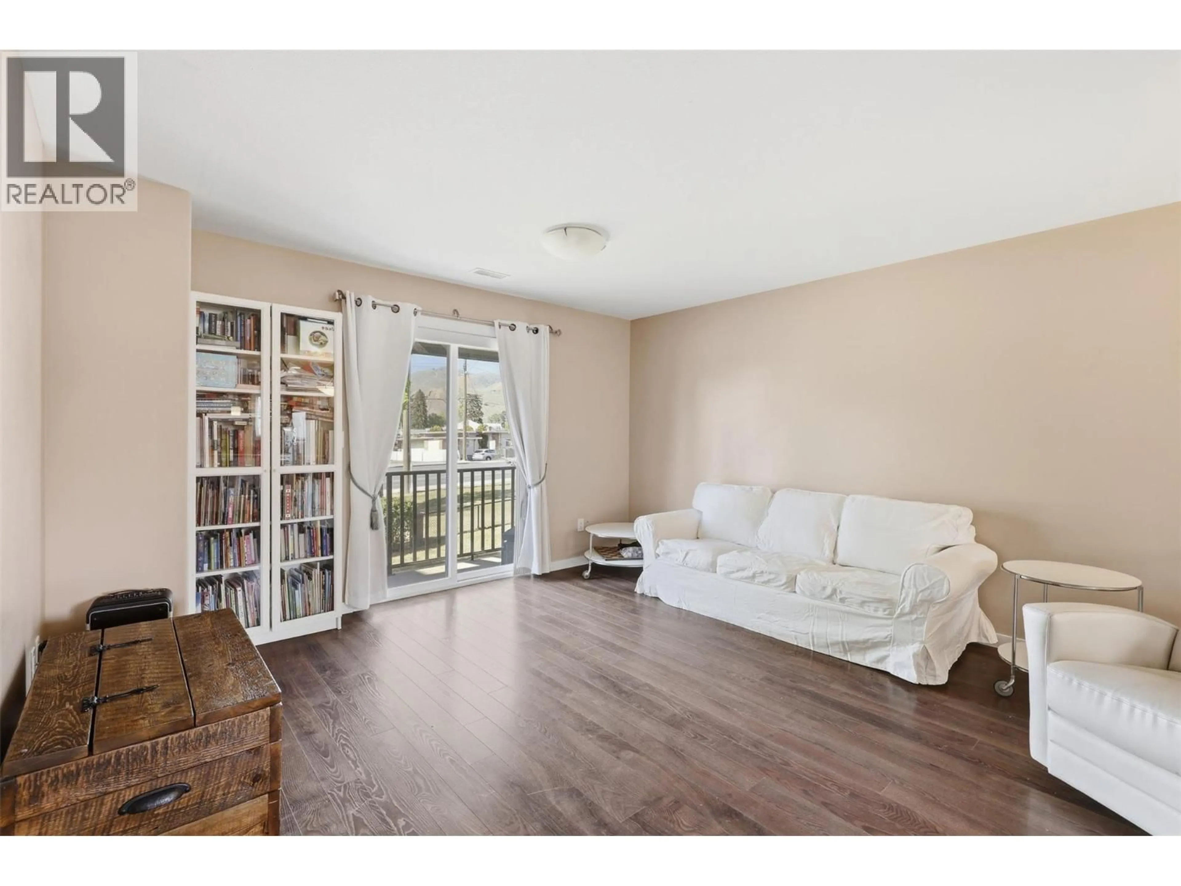 Living room with furniture, wood/laminate floor for 13 - 1741 TRANQUILLE ROAD, Kamloops British Columbia V2B0C3