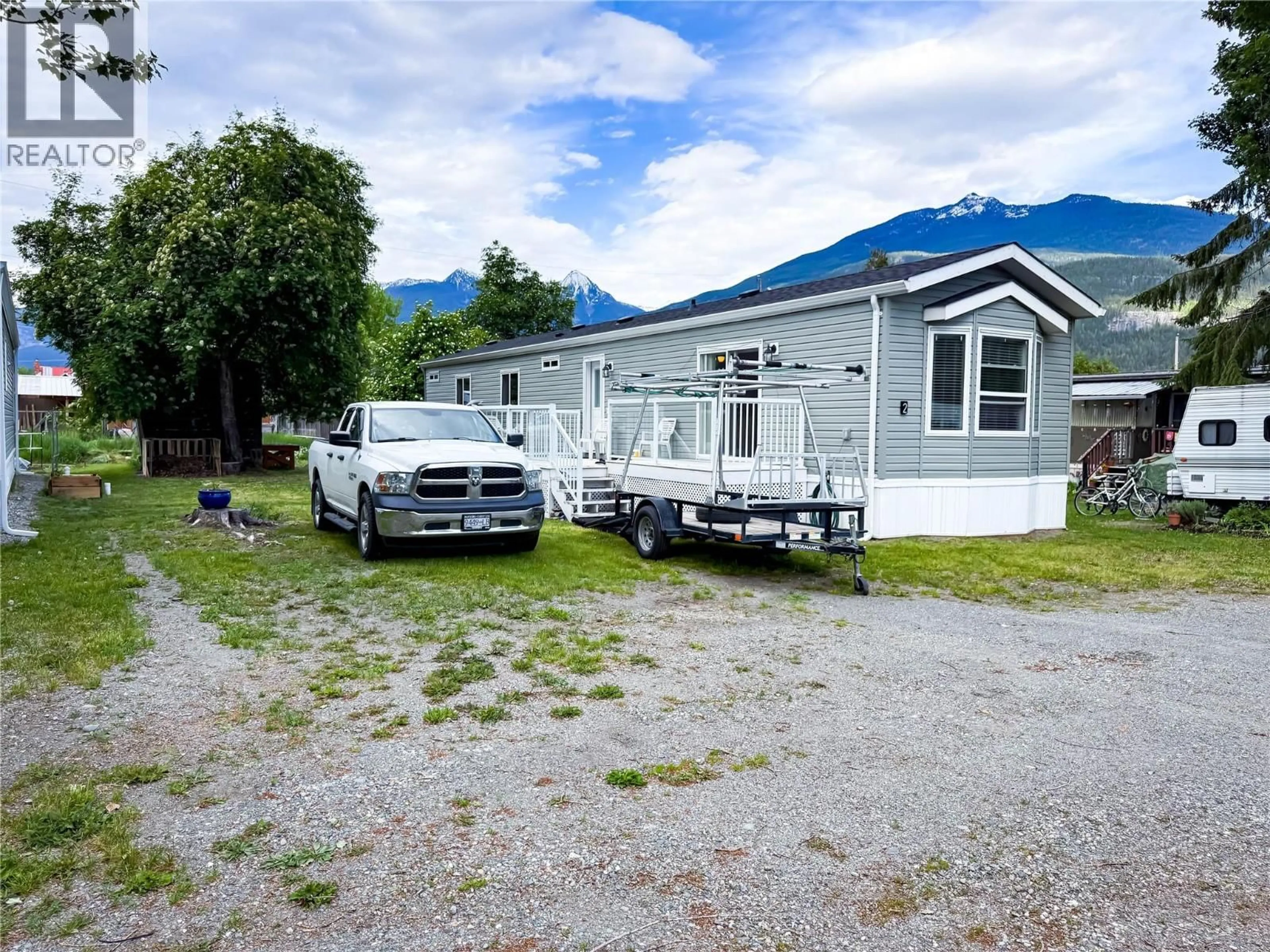A pic from outside/outdoor area/front of a property/back of a property/a pic from drone, mountain view for 3 - 244 E AVENUE, Kaslo British Columbia V0G1M0