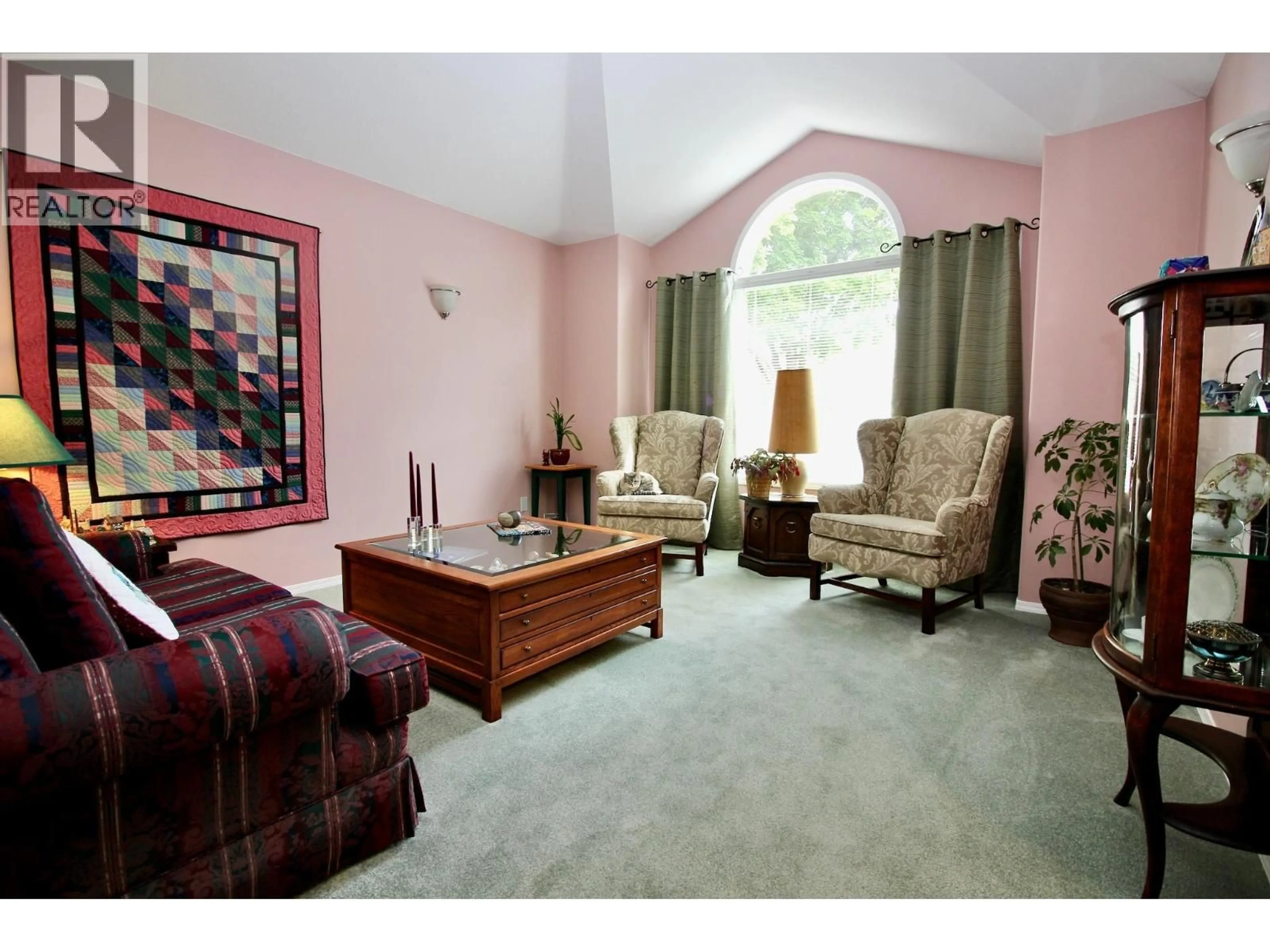 Living room with furniture, carpet floor for 41 - 615 GLENMEADOWS DRIVE, Kelowna British Columbia V1V1N9